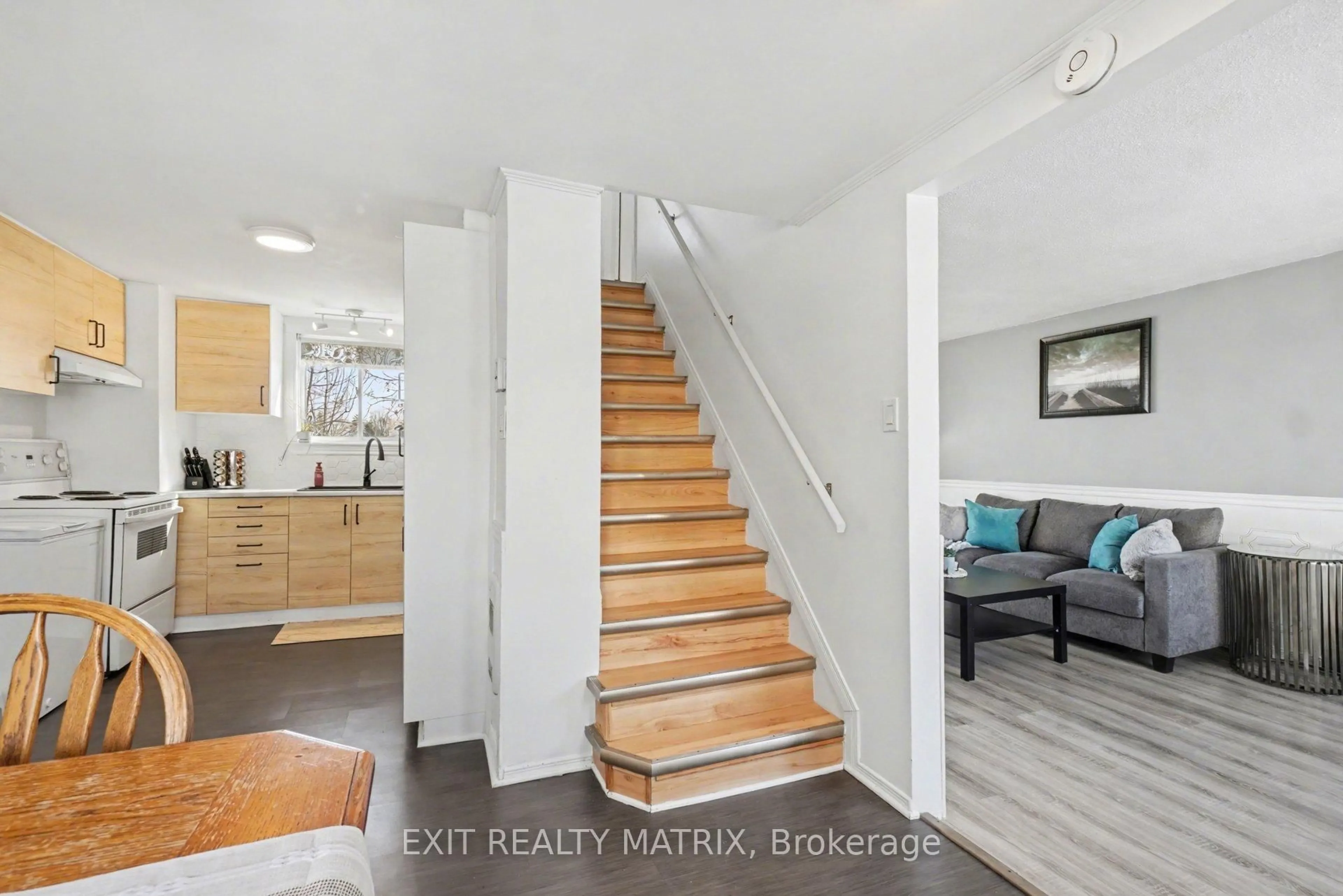 Indoor entryway for 23 Charles St, North Stormont Ontario K0A 1R0