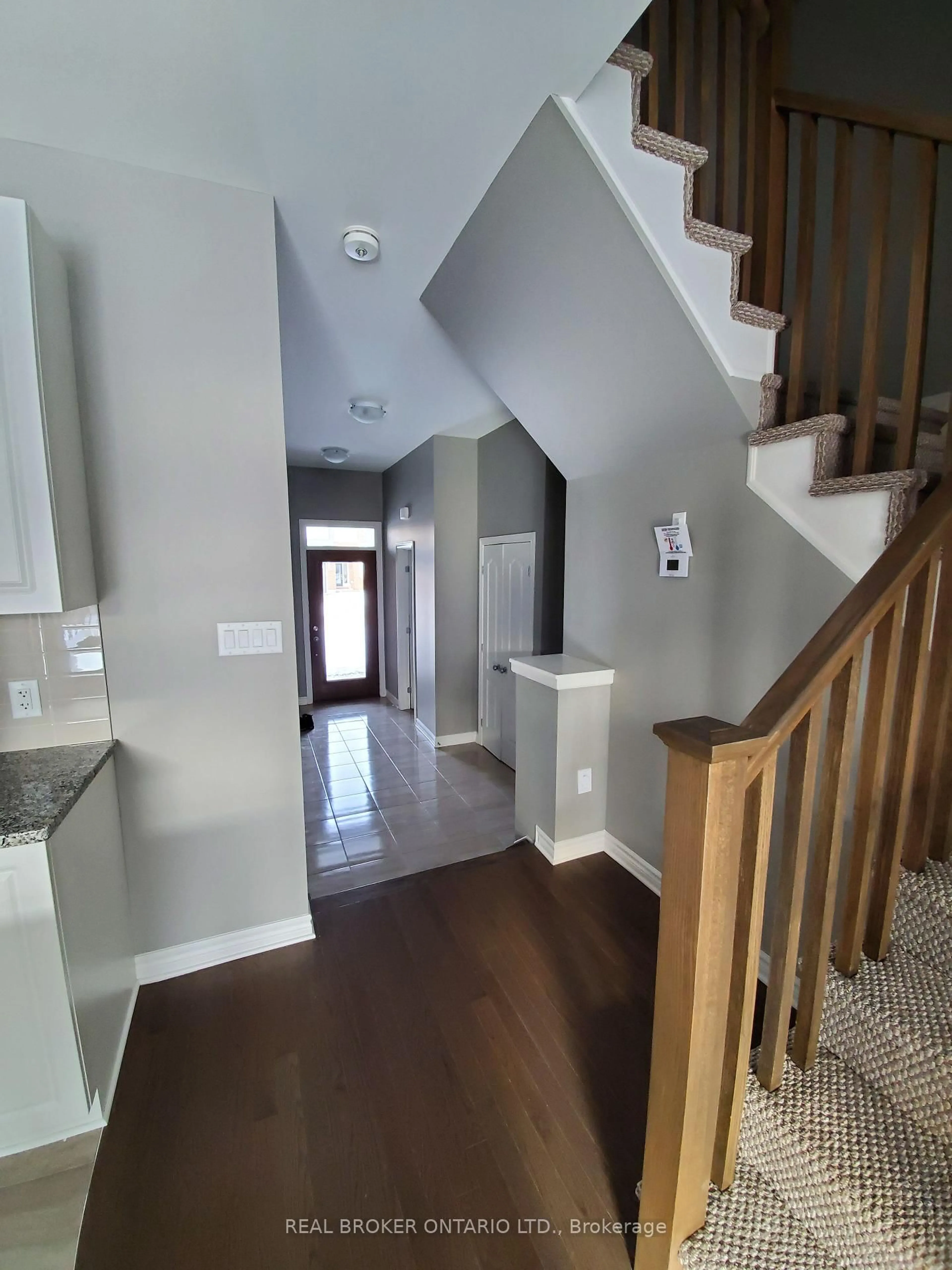 Indoor entryway for 1101 Horizon Dr, Kingston Ontario K7P 0M4
