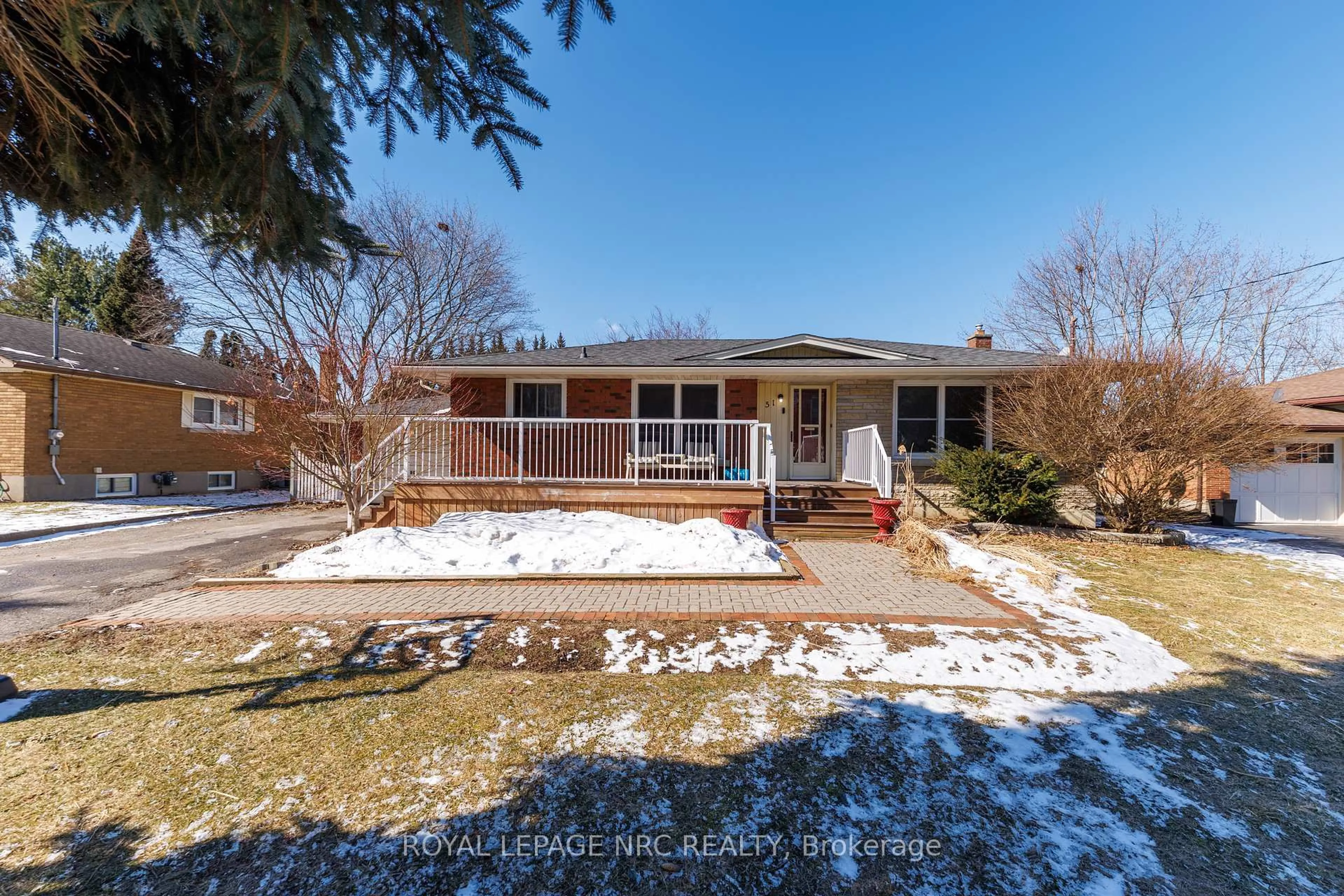 A pic from outside/outdoor area/front of a property/back of a property/a pic from drone, street for 51 Henry St, Niagara-on-the-Lake Ontario L0S 1T0