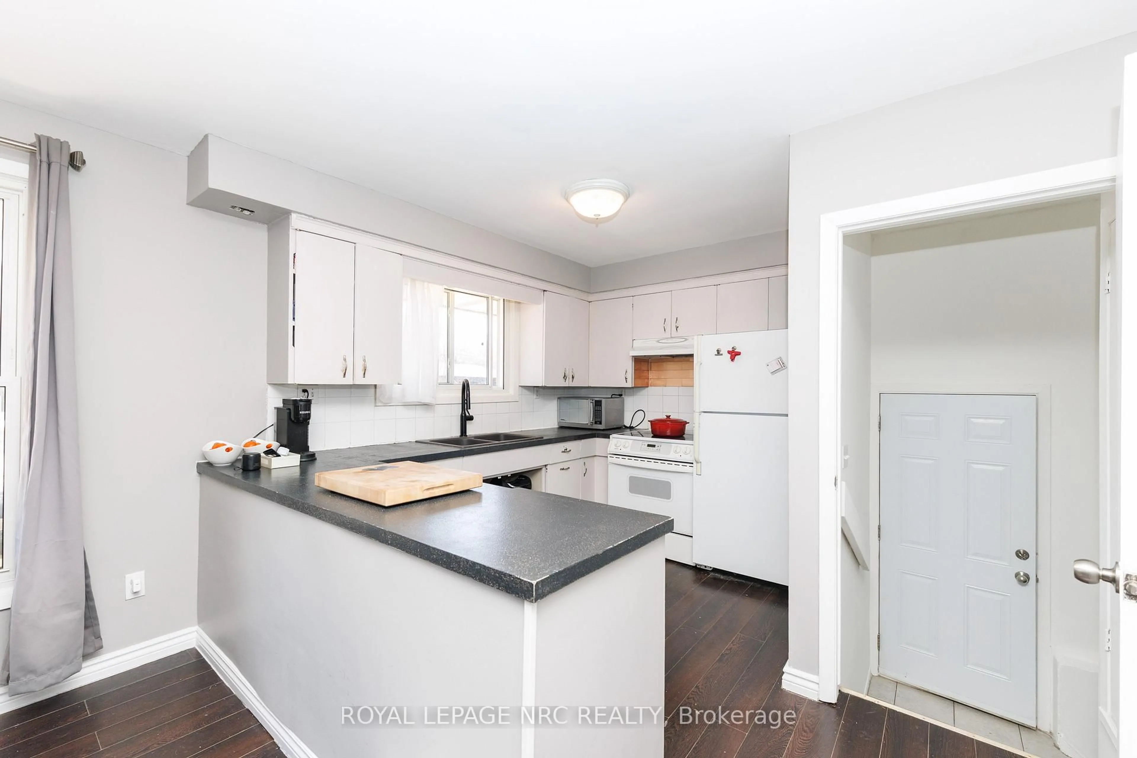 Open concept kitchen, unknown for 51 Henry St, Niagara-on-the-Lake Ontario L0S 1T0