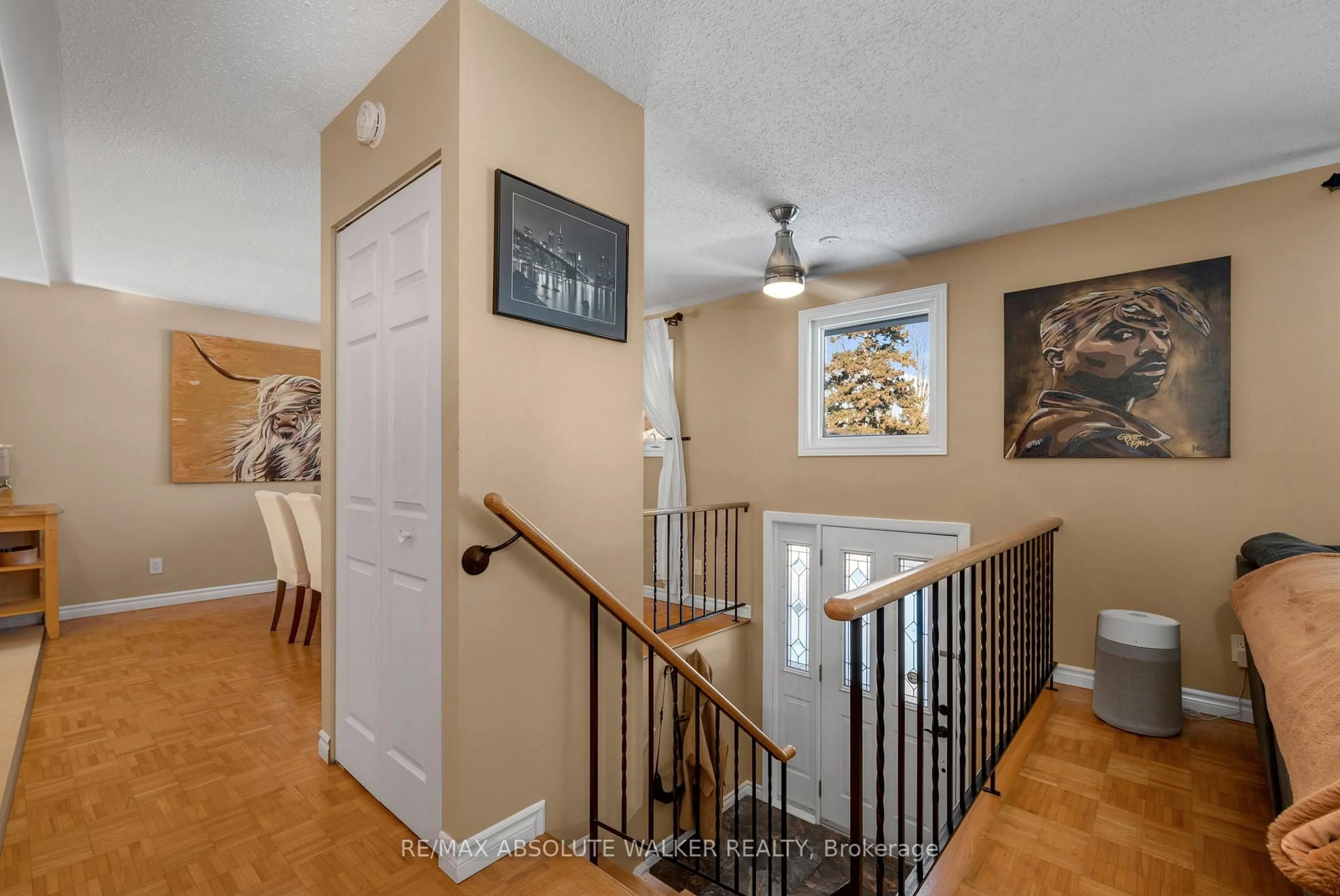 Indoor entryway for 19 Lambert Dr, Ottawa Ontario K2H 5Y3