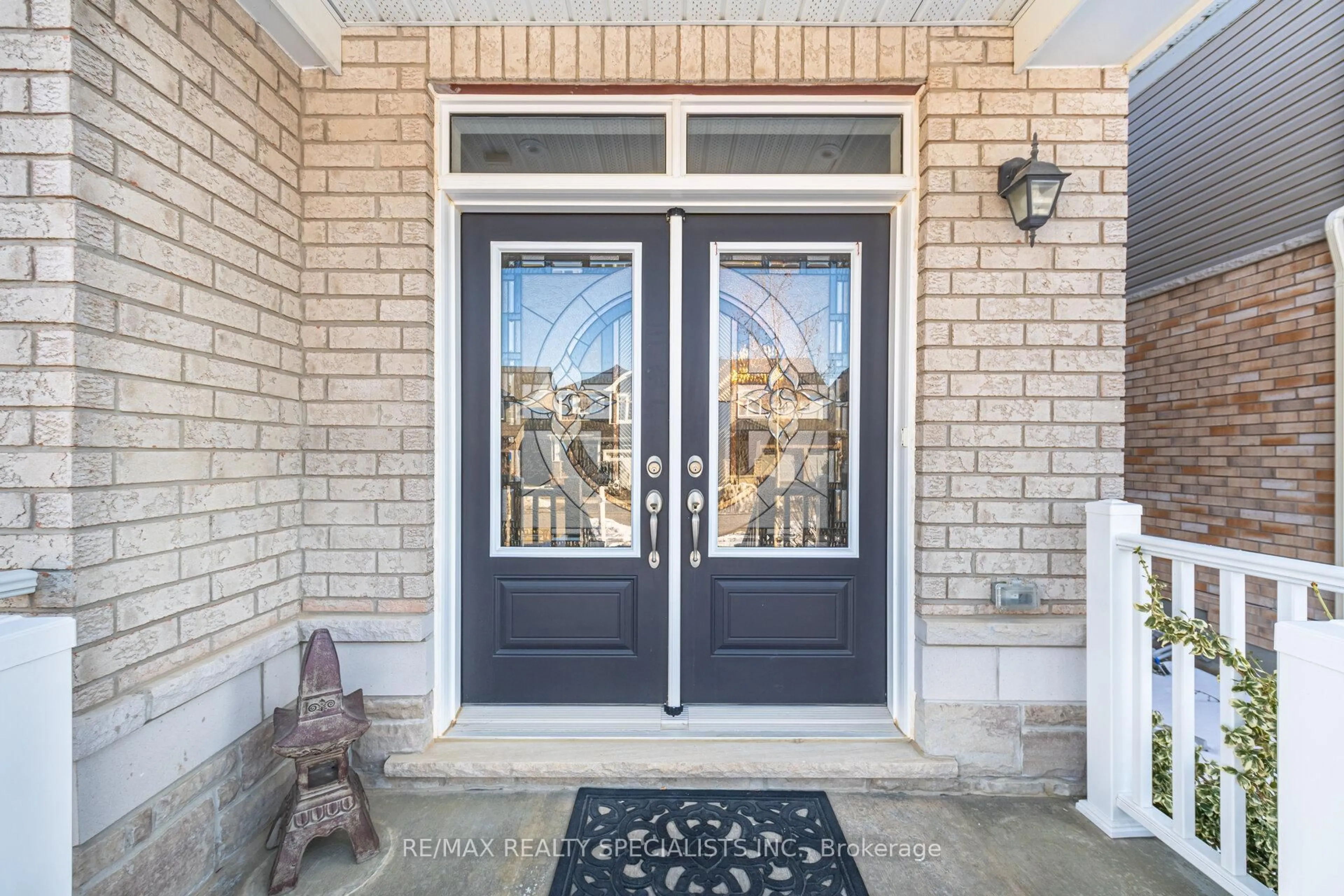 Indoor entryway for 4 Oldham Ave, Brant Ontario N3L 0H2