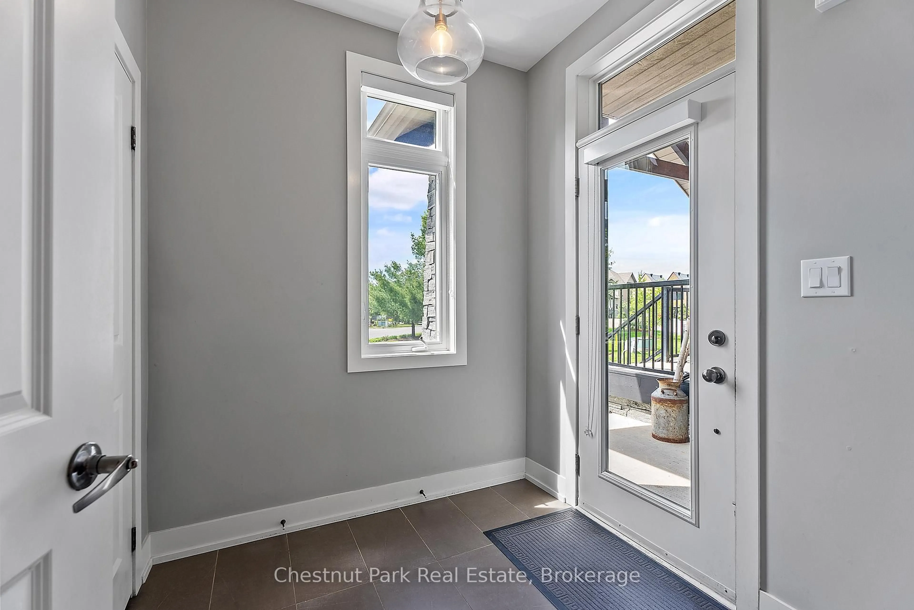 Indoor entryway for 61 Rockmount Cres, Gravenhurst Ontario P1P 0A6