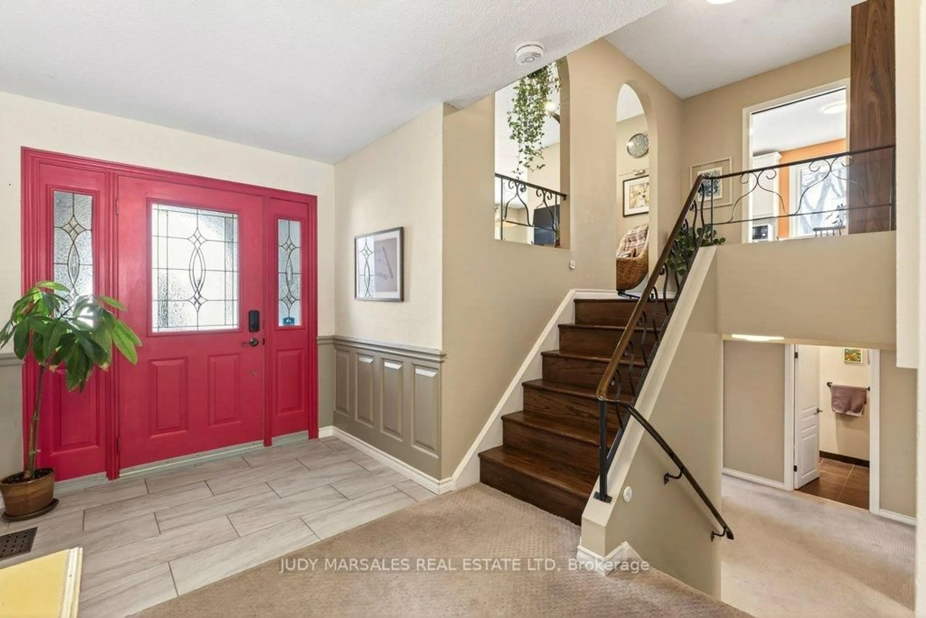 Indoor entryway for 36 Hanover Pl, Hamilton Ontario L8K 5X6
