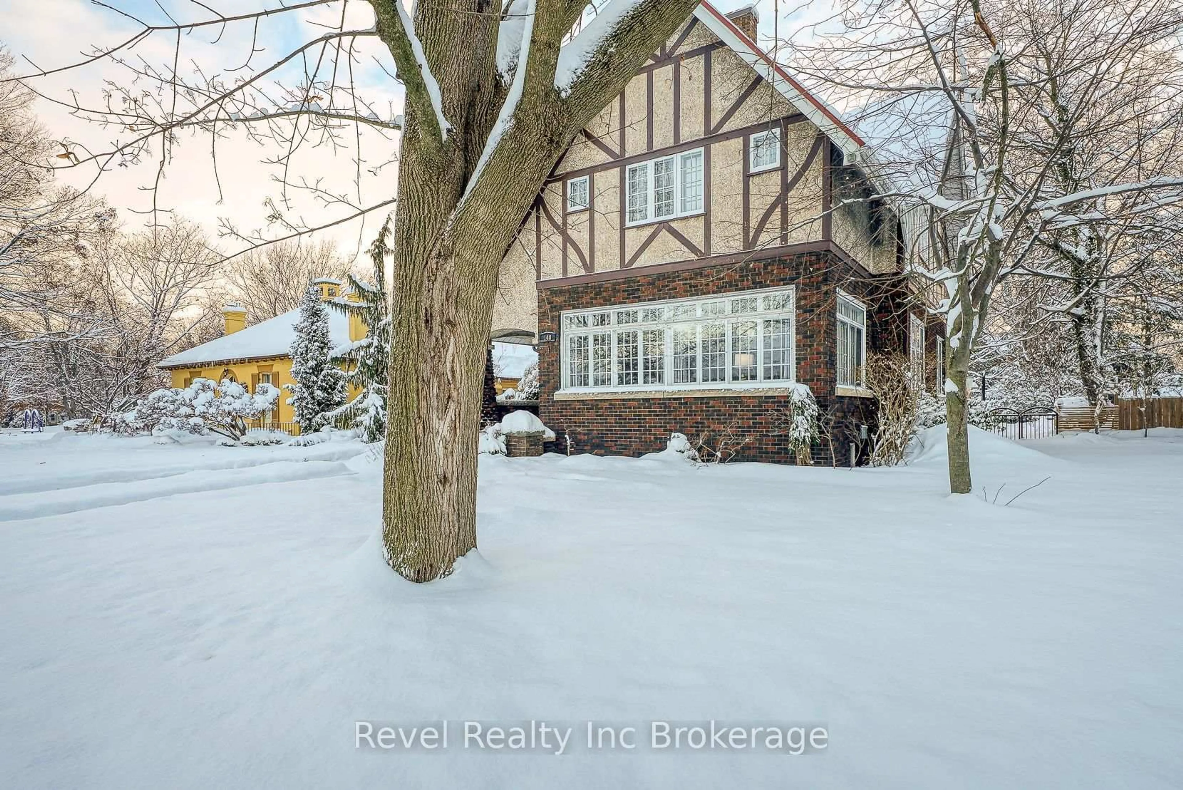 Unknown for 140 Vansittart Ave, Woodstock Ontario N4S 6E6