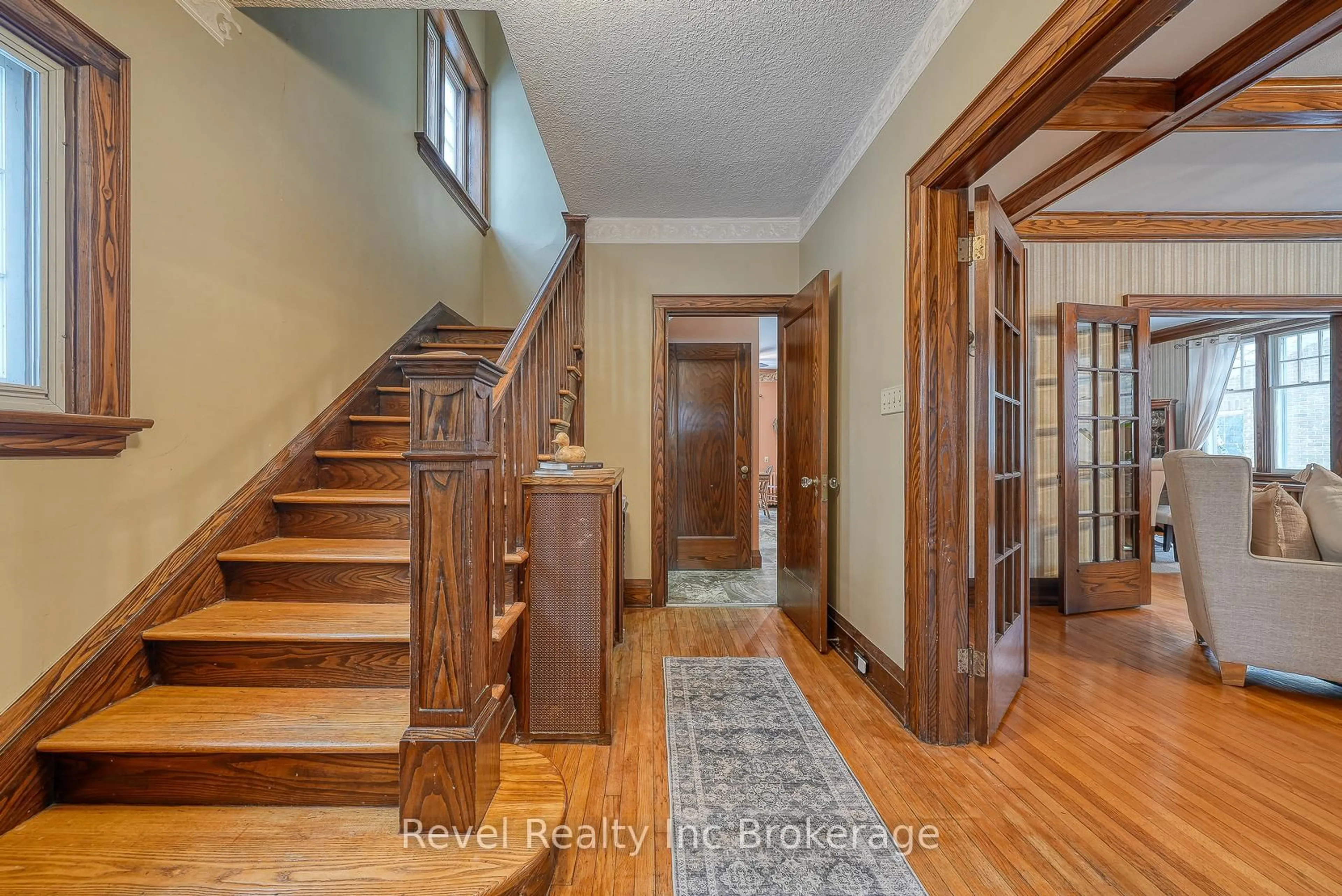 Indoor entryway for 140 Vansittart Ave, Woodstock Ontario N4S 6E6