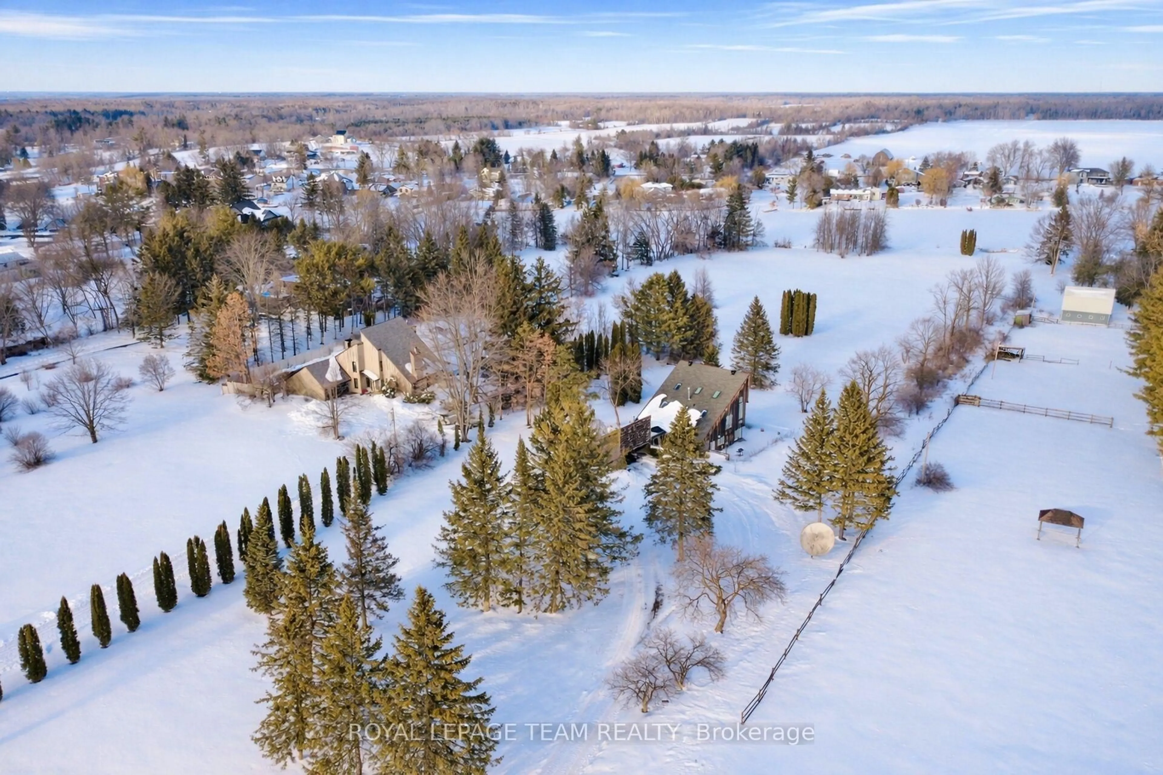 A pic from outside/outdoor area/front of a property/back of a property/a pic from drone, unknown for 5965 Rideau Valley Dr, Manotick Ontario K4M 1B3