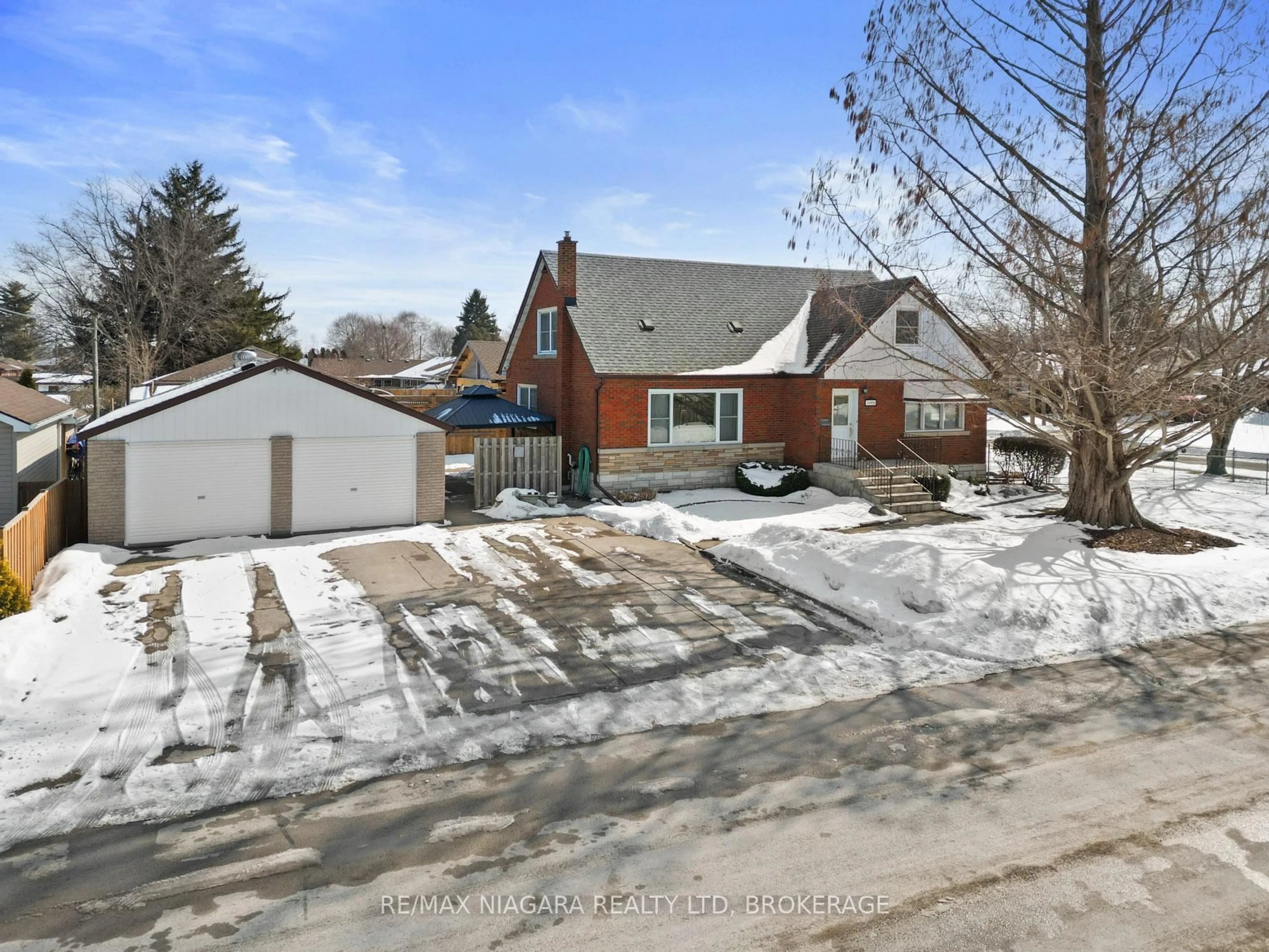 A pic from outside/outdoor area/front of a property/back of a property/a pic from drone, street for 3488 Marion Ave, Niagara Falls Ontario L2J 2V8