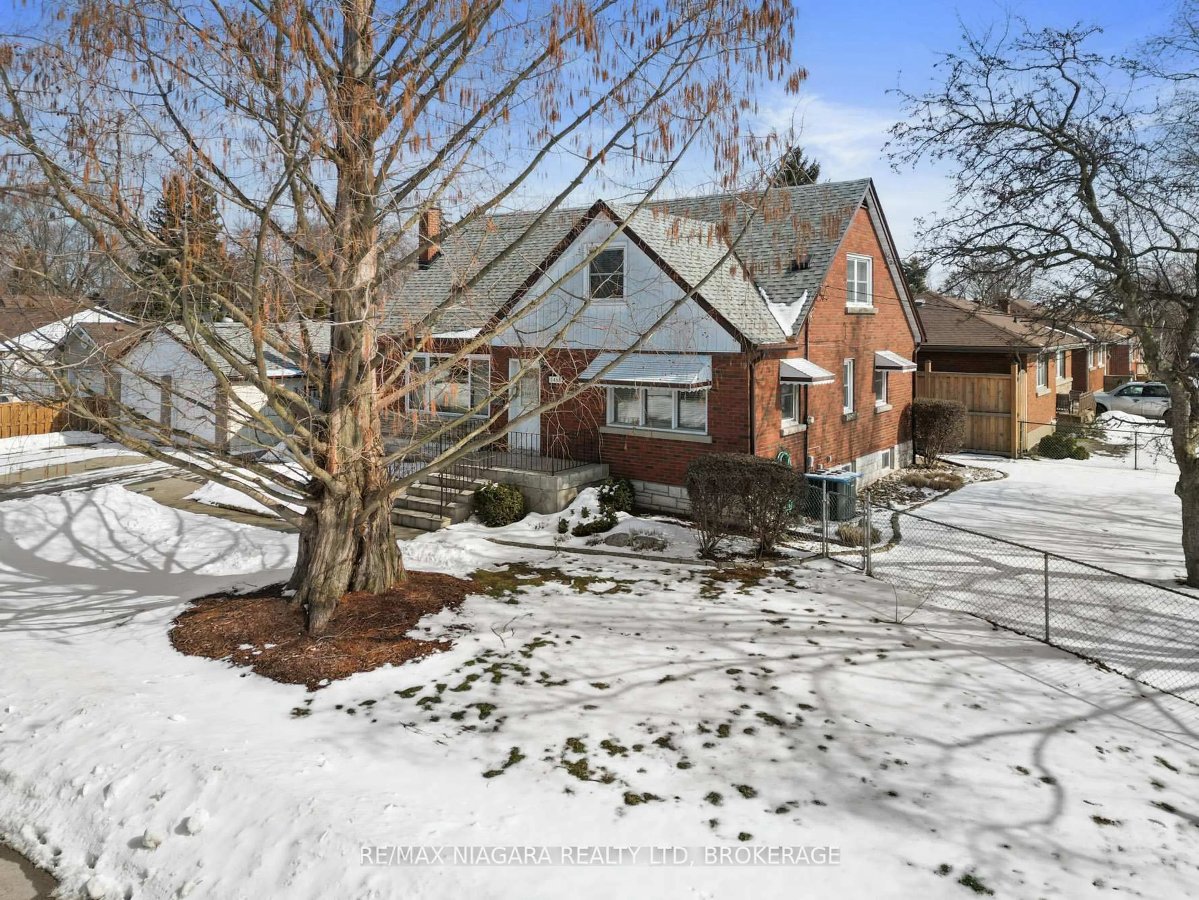 A pic from outside/outdoor area/front of a property/back of a property/a pic from drone, street for 3488 Marion Ave, Niagara Falls Ontario L2J 2V8