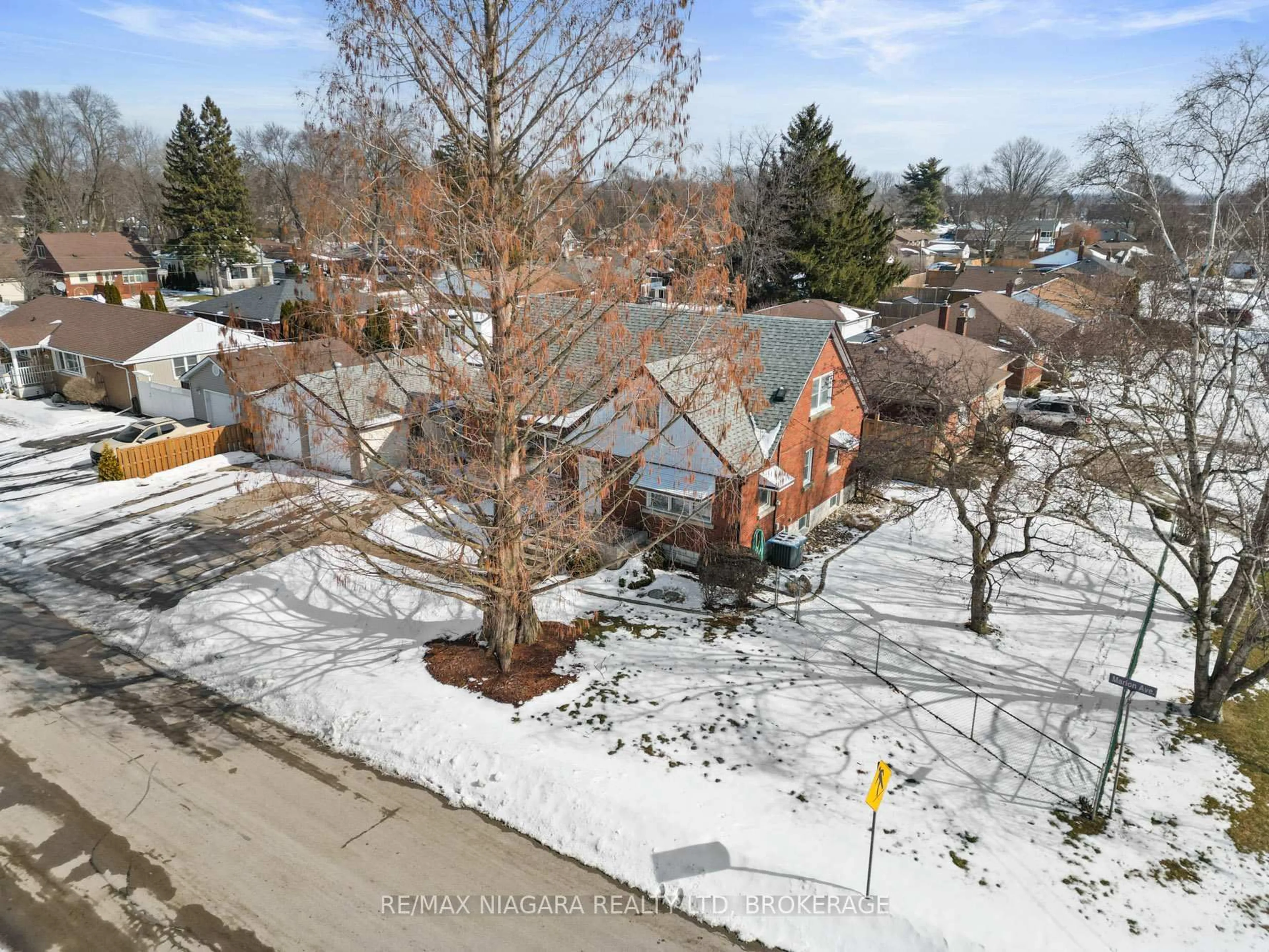 A pic from outside/outdoor area/front of a property/back of a property/a pic from drone, street for 3488 Marion Ave, Niagara Falls Ontario L2J 2V8