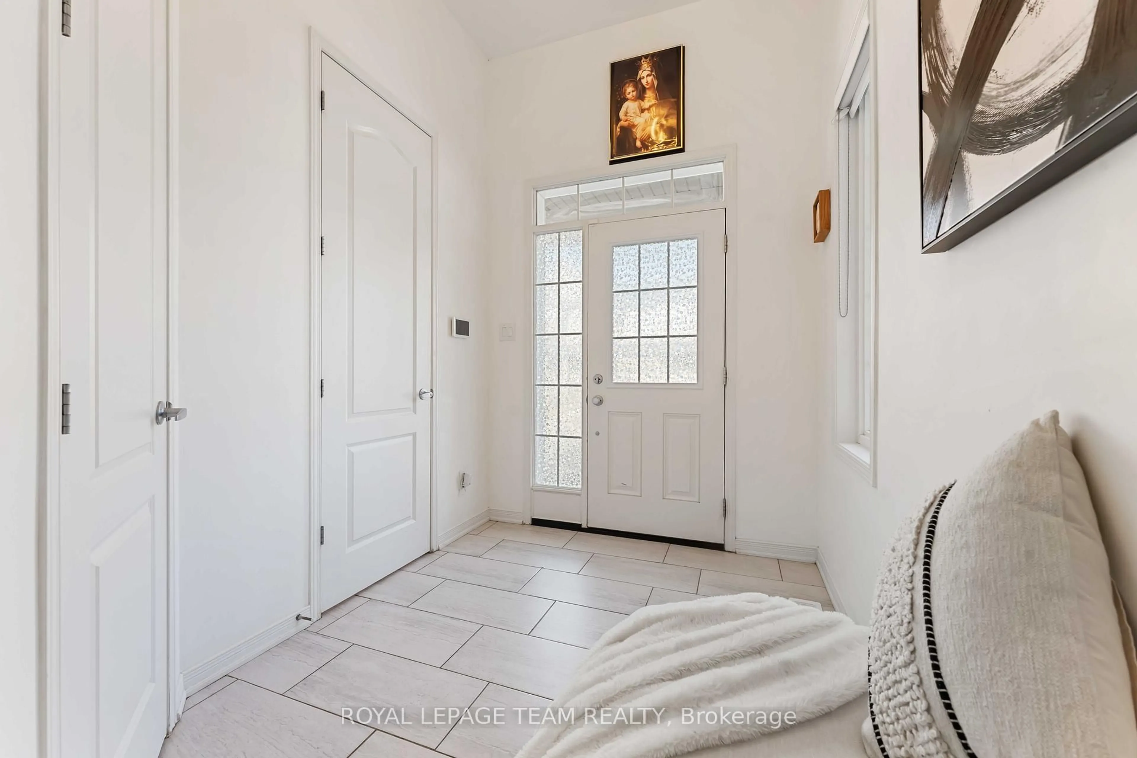 Indoor entryway for 359 Melodie St, Ottawa Ontario K1W 0L8