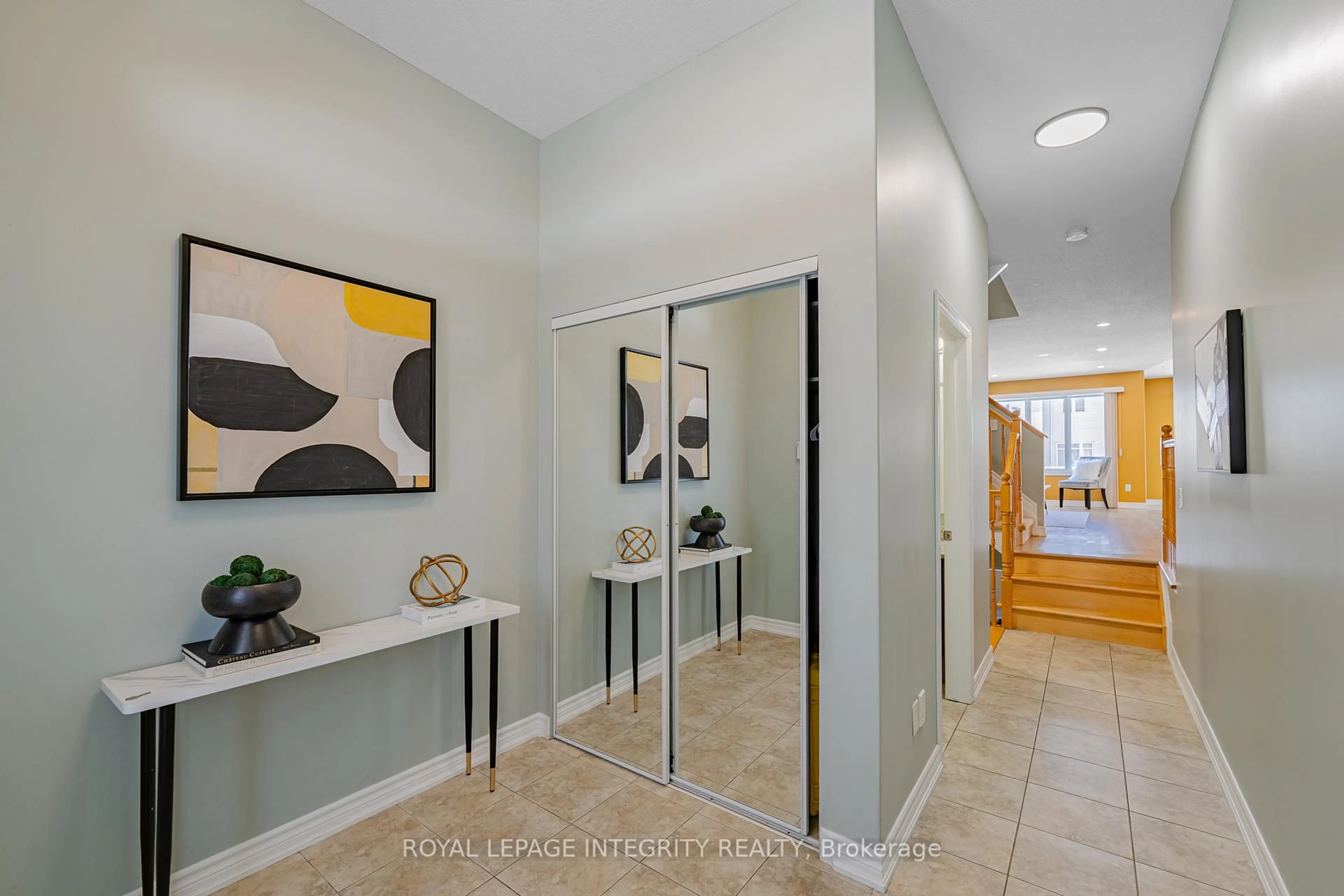 Indoor entryway for 313 GLENBRAE Ave, Ottawa Ontario K2W 0B9