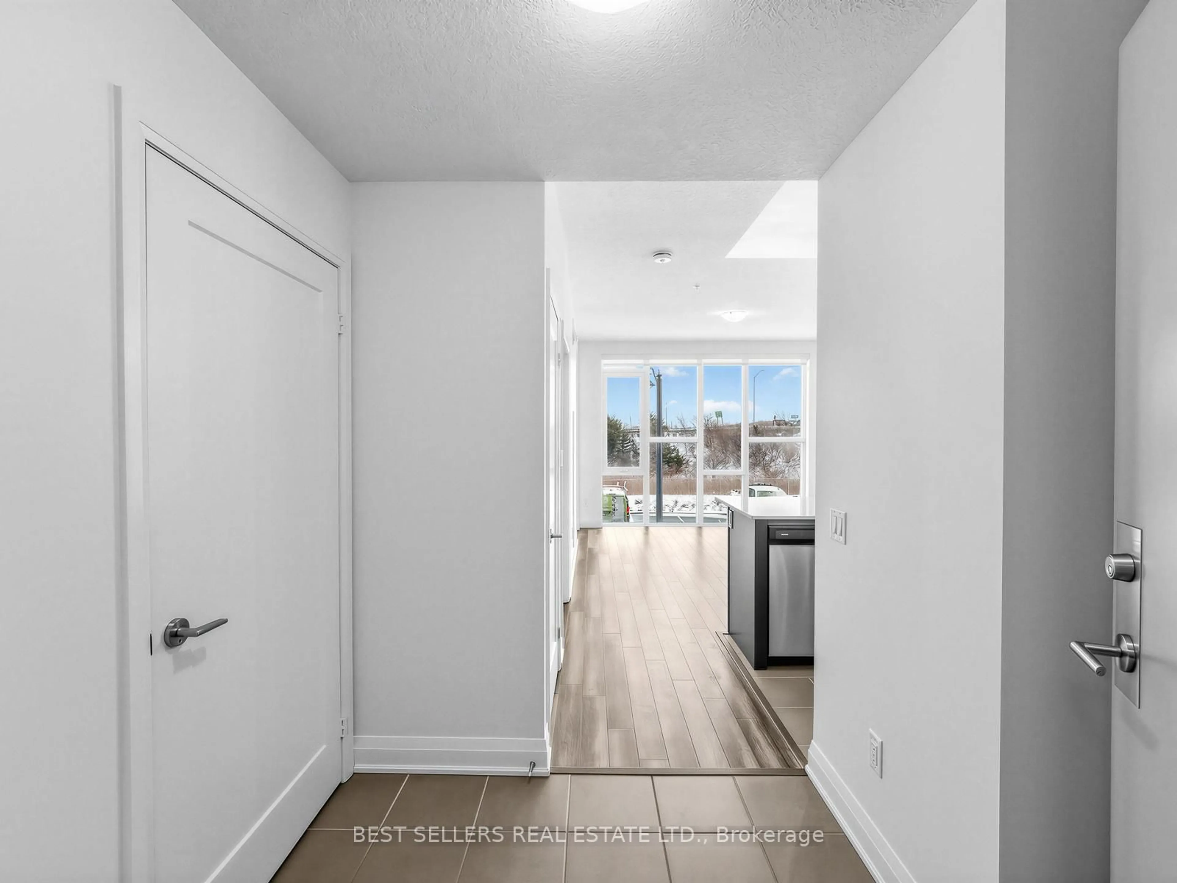 Indoor entryway for 16 Concord Pl #220, Grimsby Ontario L3M 0J1