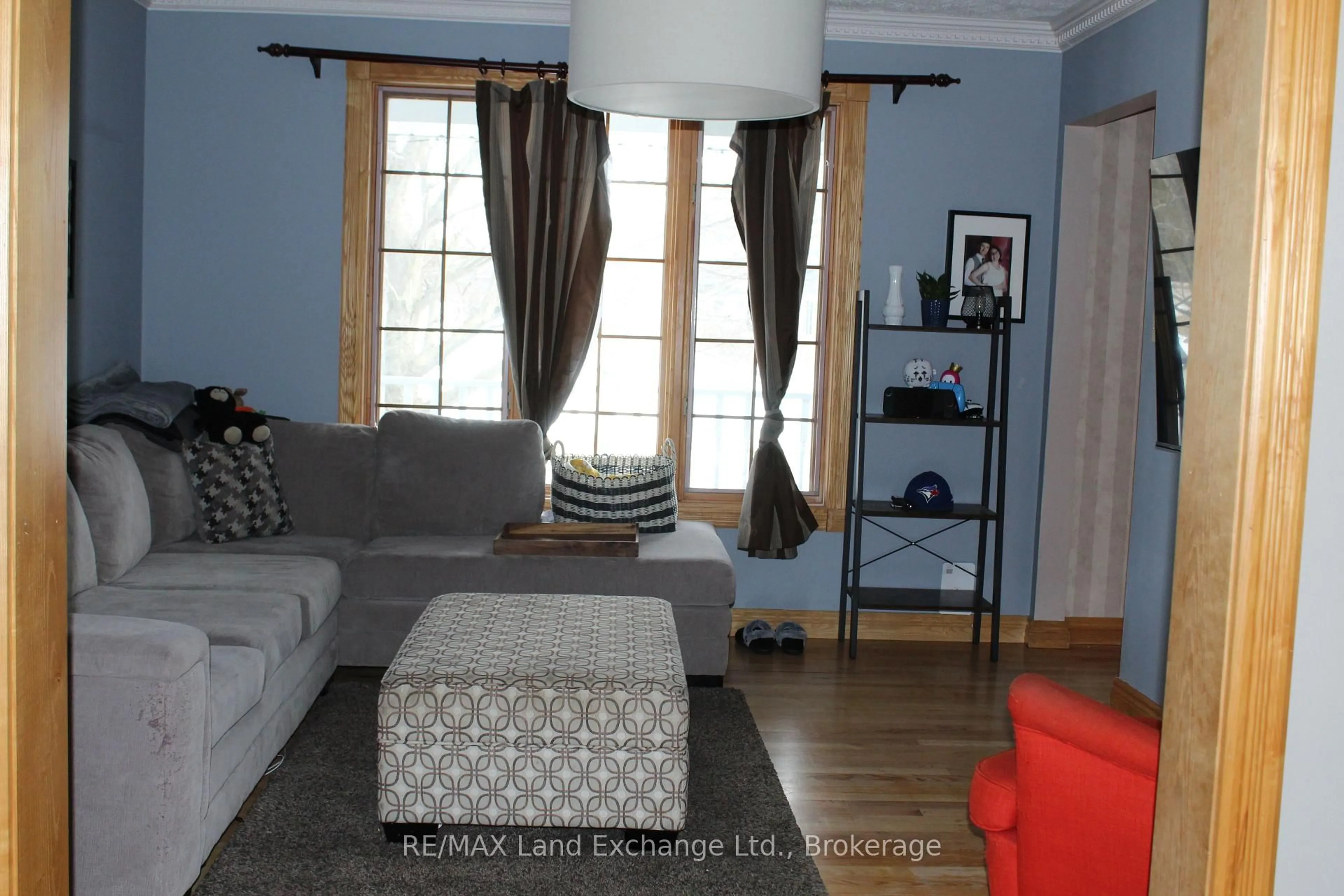 Living room with furniture, wood/laminate floor for 924 Parkplace Pl, Huron-Kinloss Ontario N2Z 0B9