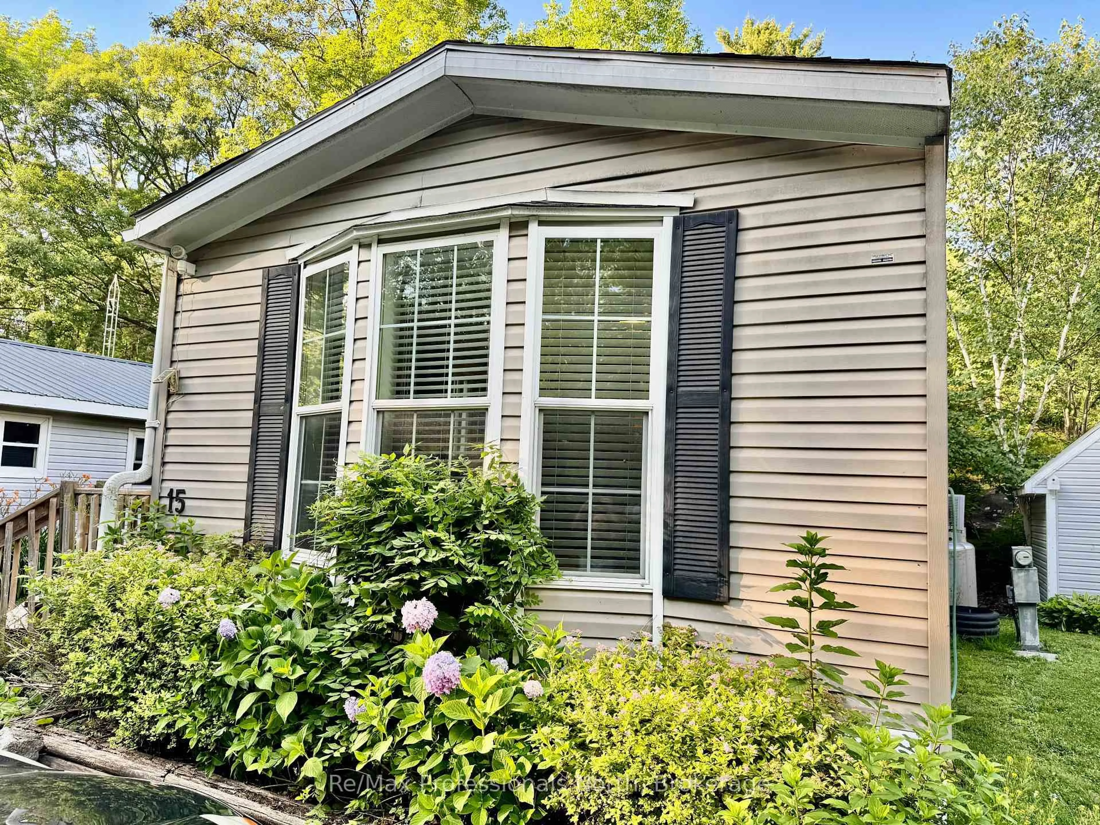 Home with vinyl exterior material, street for 1007 RACOON Rd #15, Gravenhurst Ontario P1P 1R1