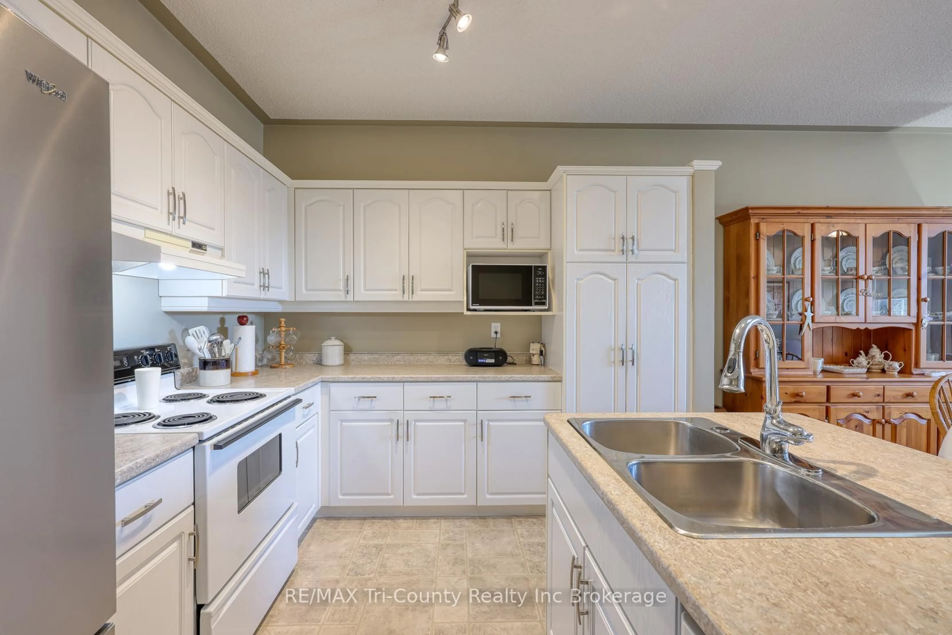 Open concept kitchen, ceramic/tile floor for 87 King St #Unit 5, Tillsonburg Ontario N4G 5V1