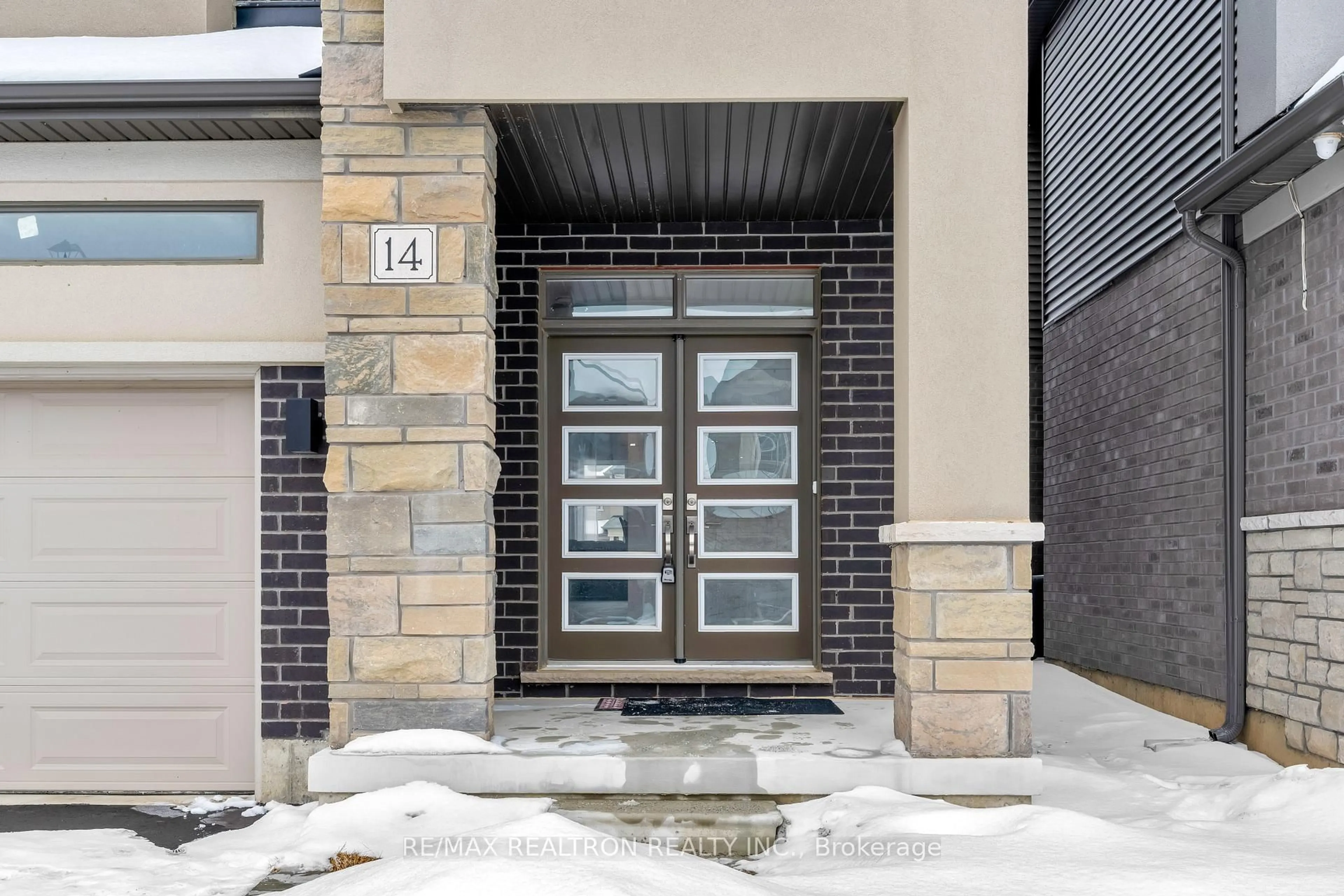 Indoor entryway for 14 Ingalls Ave, Brantford Ontario N3V 0B2