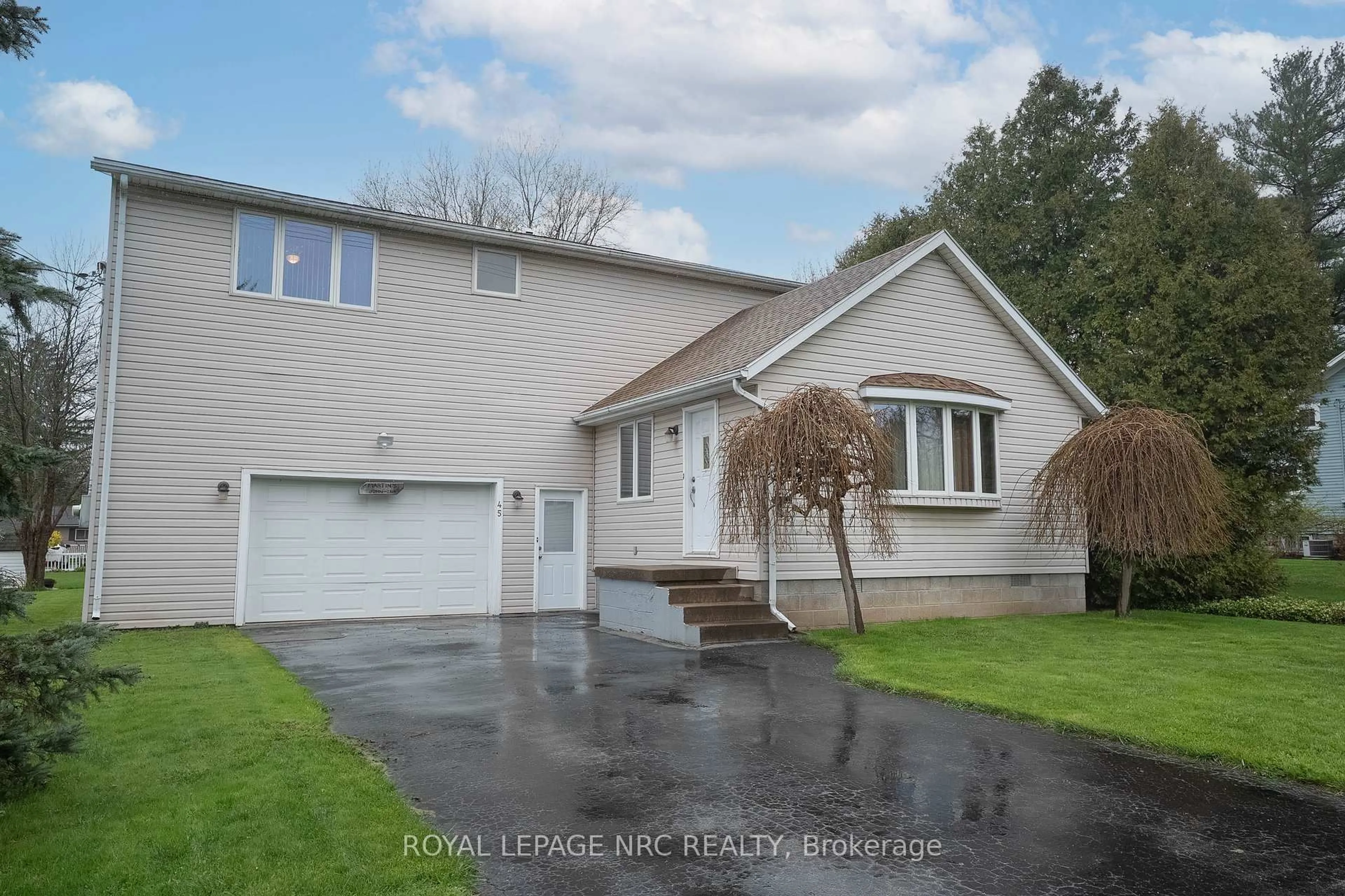 Home with vinyl exterior material, street for 45 Ridgeway Rd, Fort Erie Ontario L0S 1B0