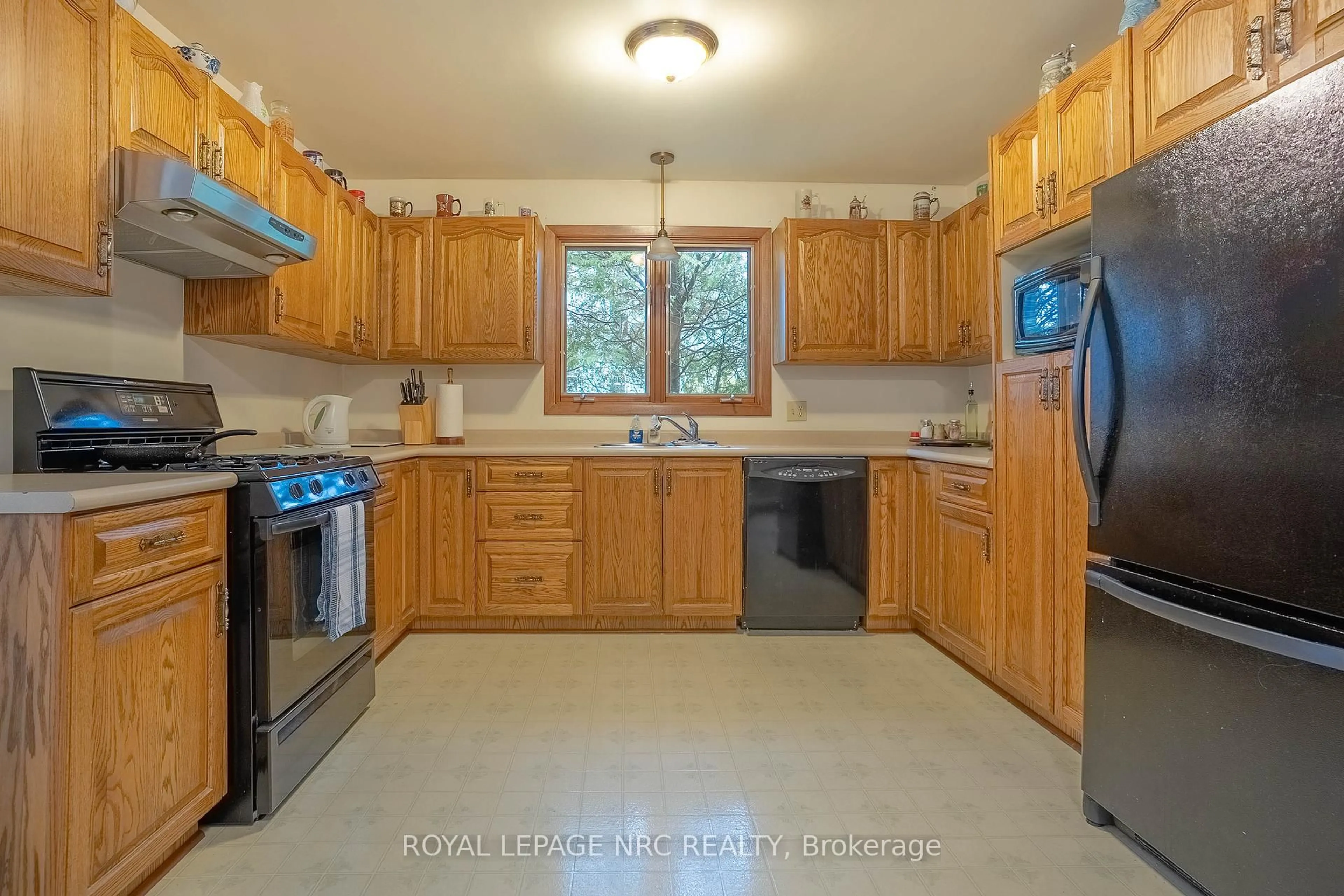 Standard kitchen, ceramic/tile floor for 45 Ridgeway Rd, Fort Erie Ontario L0S 1B0