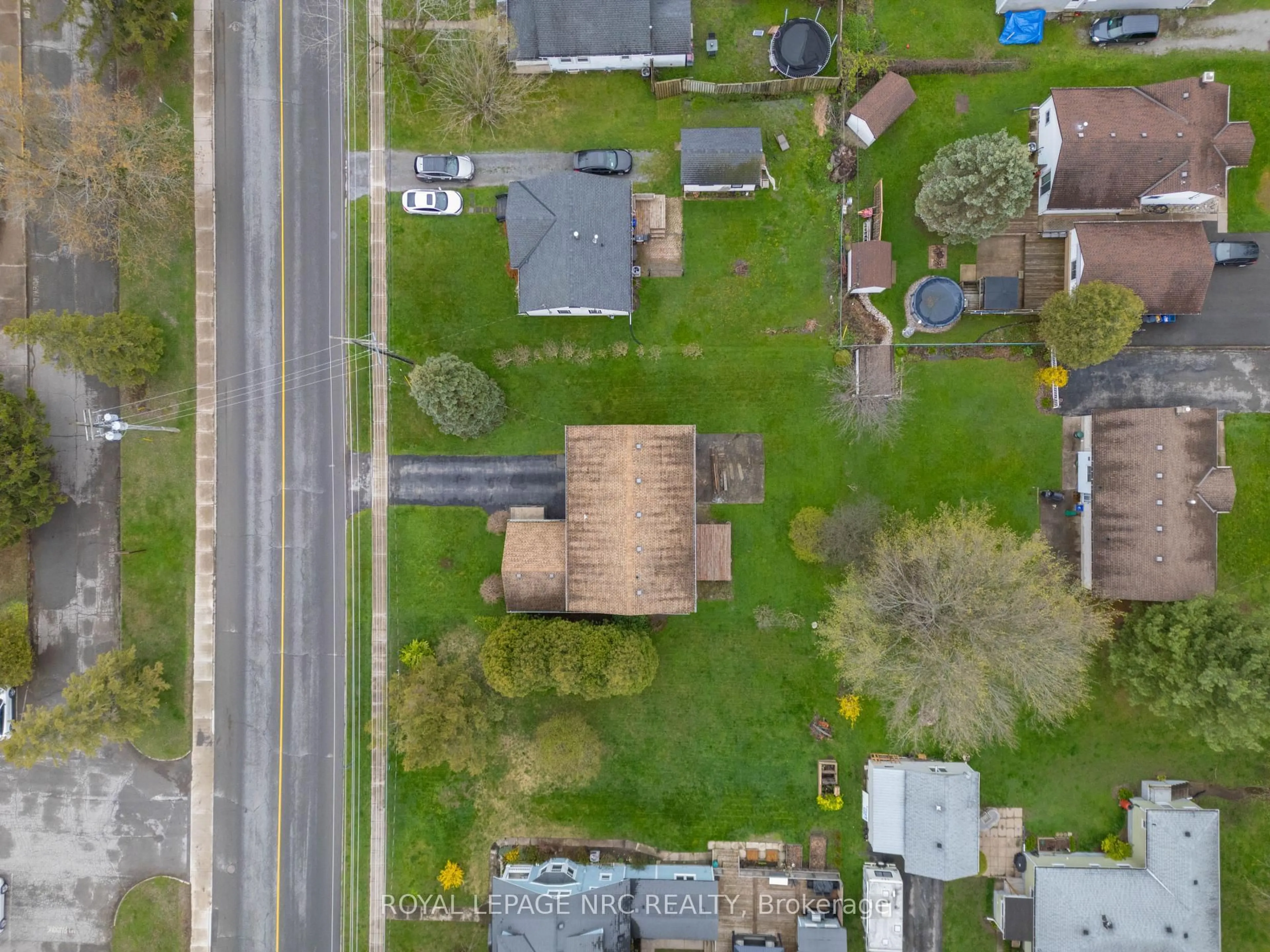 A pic from outside/outdoor area/front of a property/back of a property/a pic from drone, street for 45 Ridgeway Rd, Fort Erie Ontario L0S 1B0