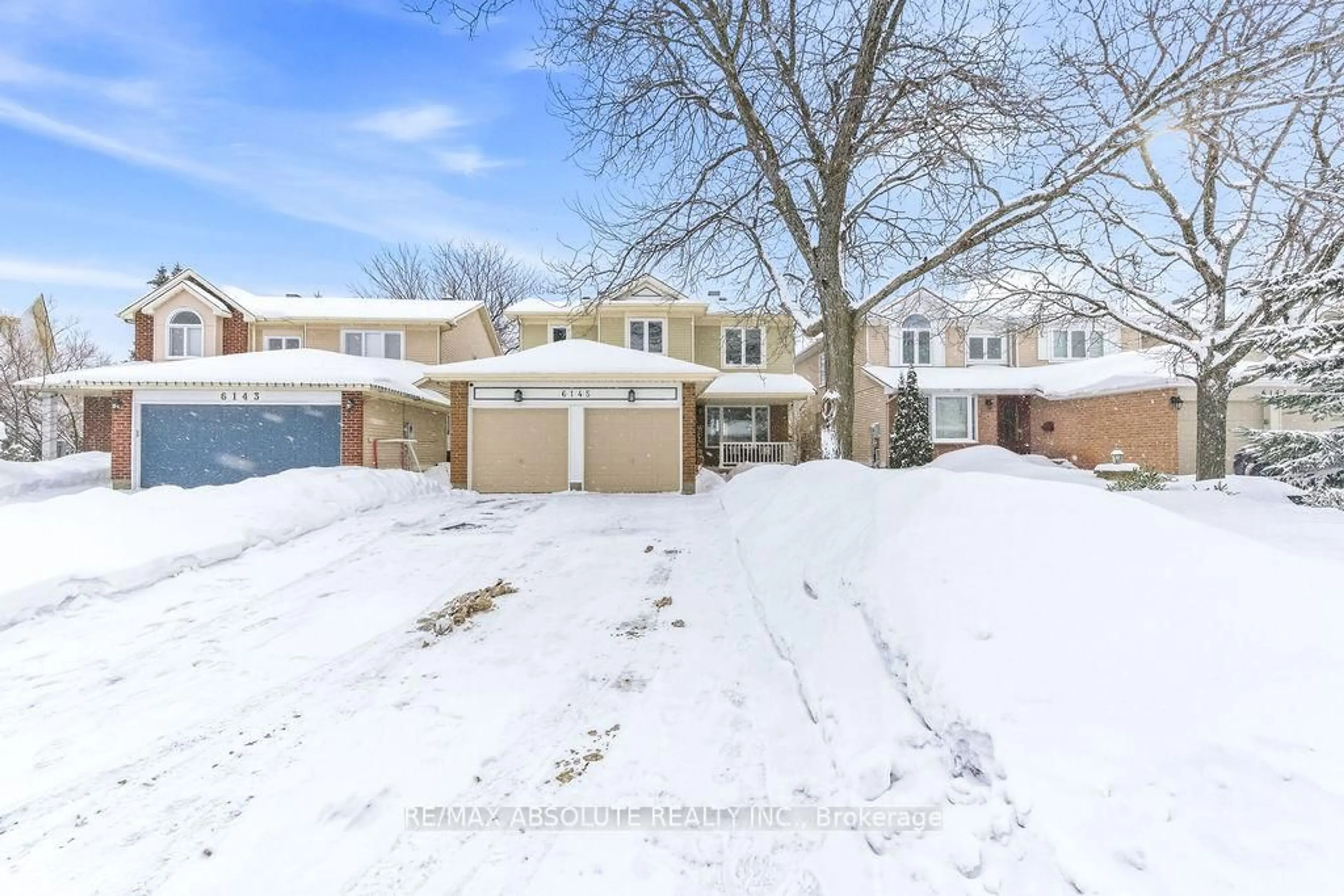 A pic from outside/outdoor area/front of a property/back of a property/a pic from drone, street for 6145 Lariviere Cres, Orleans Ontario K1W 1C6