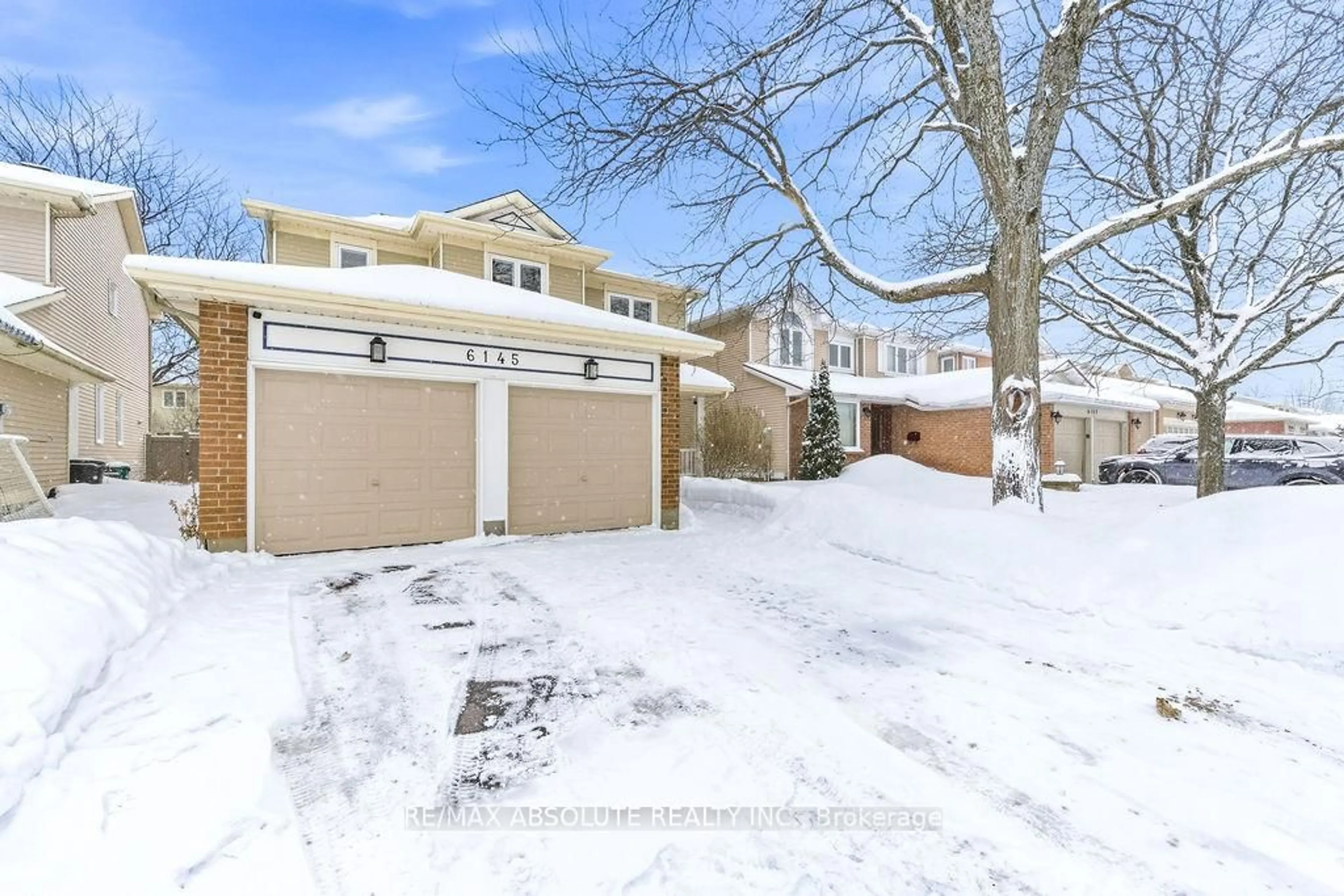 A pic from outside/outdoor area/front of a property/back of a property/a pic from drone, street for 6145 Lariviere Cres, Orleans Ontario K1W 1C6