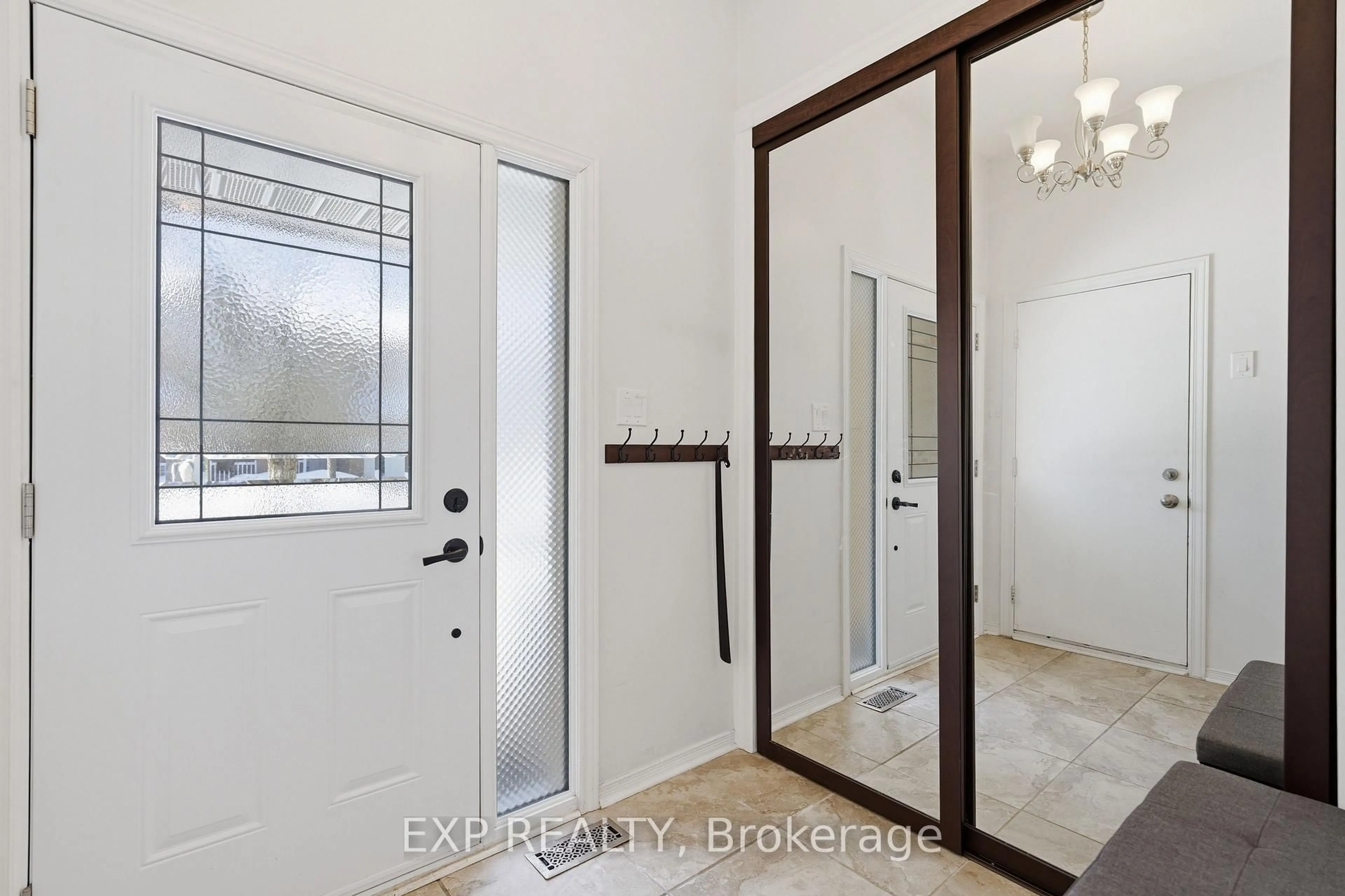 Indoor entryway for 92 Stonebriar Dr, Ottawa Ontario K2G 5Y1