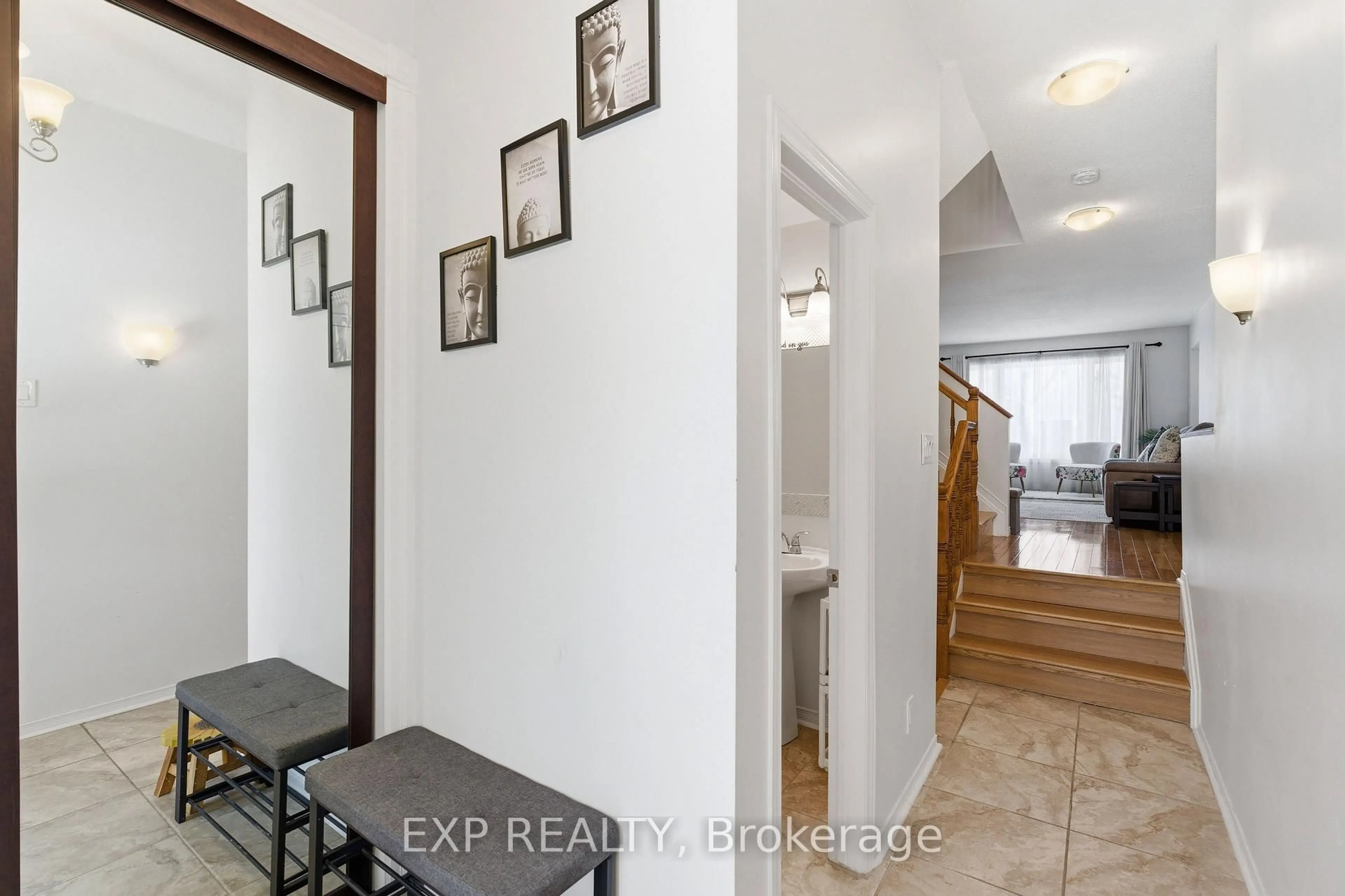 Indoor entryway for 92 Stonebriar Dr, Ottawa Ontario K2G 5Y1