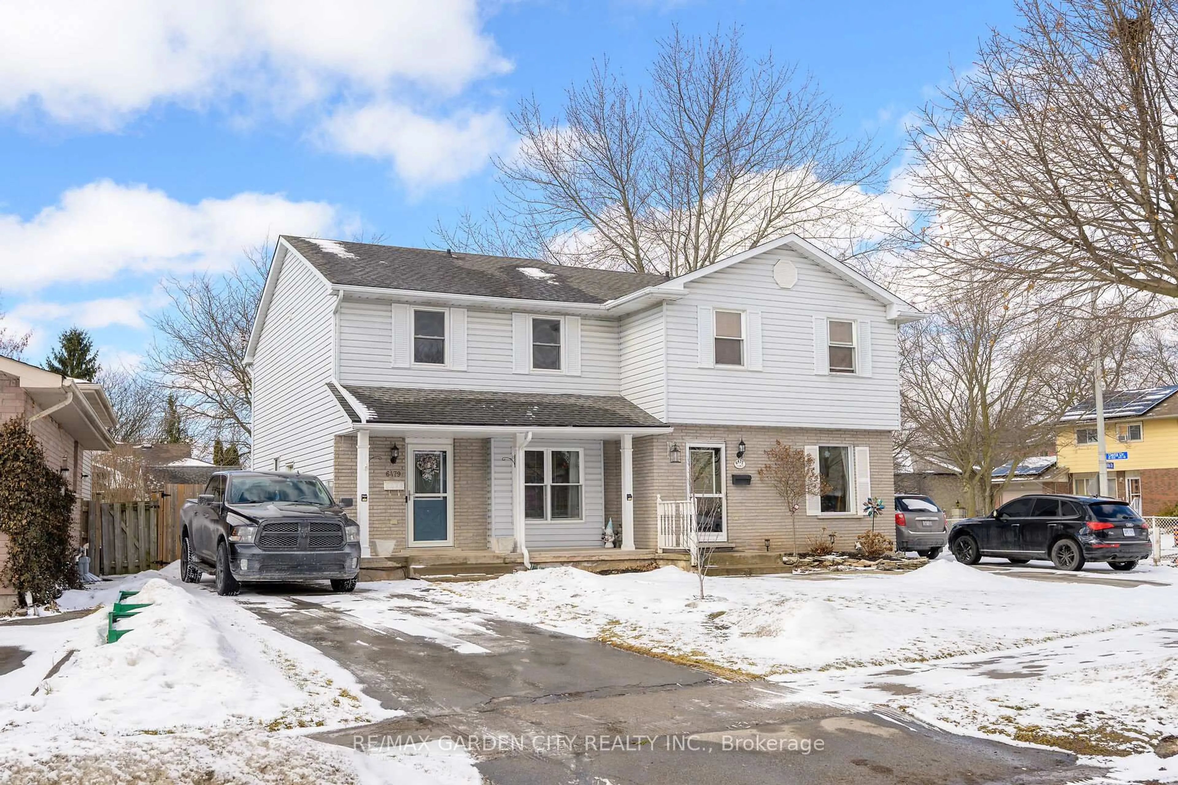 A pic from outside/outdoor area/front of a property/back of a property/a pic from drone, street for 6479 Malibu Dr, Niagara Falls Ontario L2H 2W4