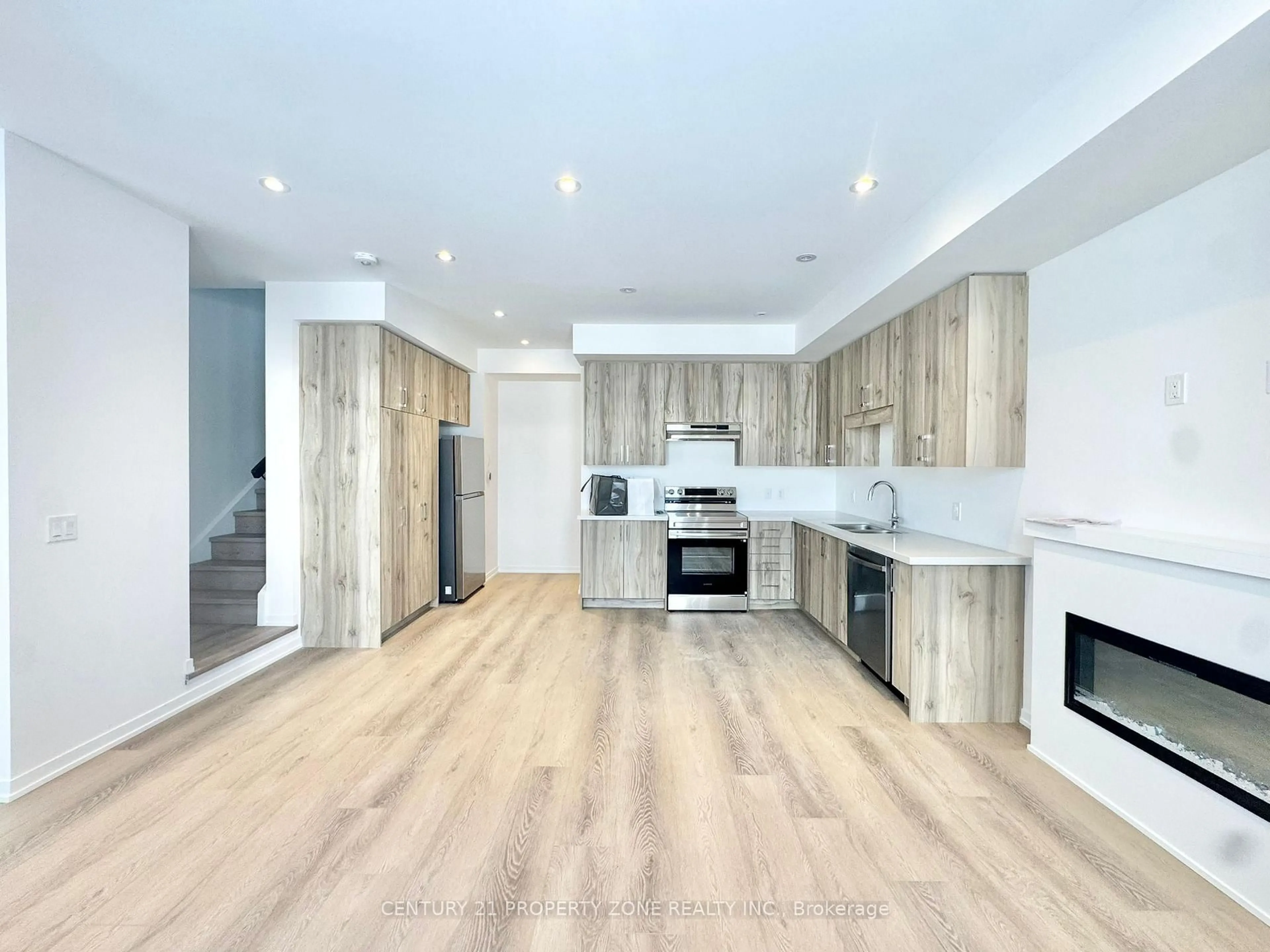 Open concept kitchen, wood/laminate floor for 39 Kingbird Common, Cambridge Ontario N1R 5S2