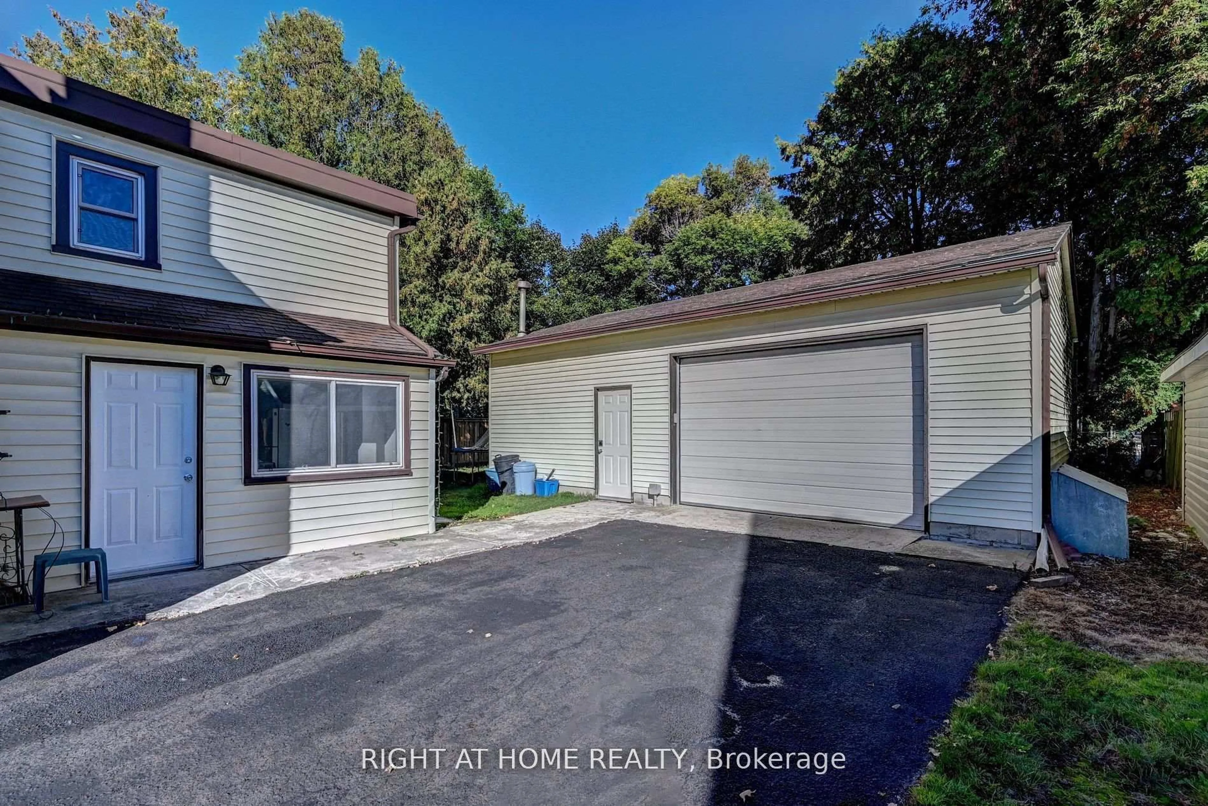 A pic from outside/outdoor area/front of a property/back of a property/a pic from drone, unknown for 10 Monroe St, Cambridge Ontario N1R 2C5