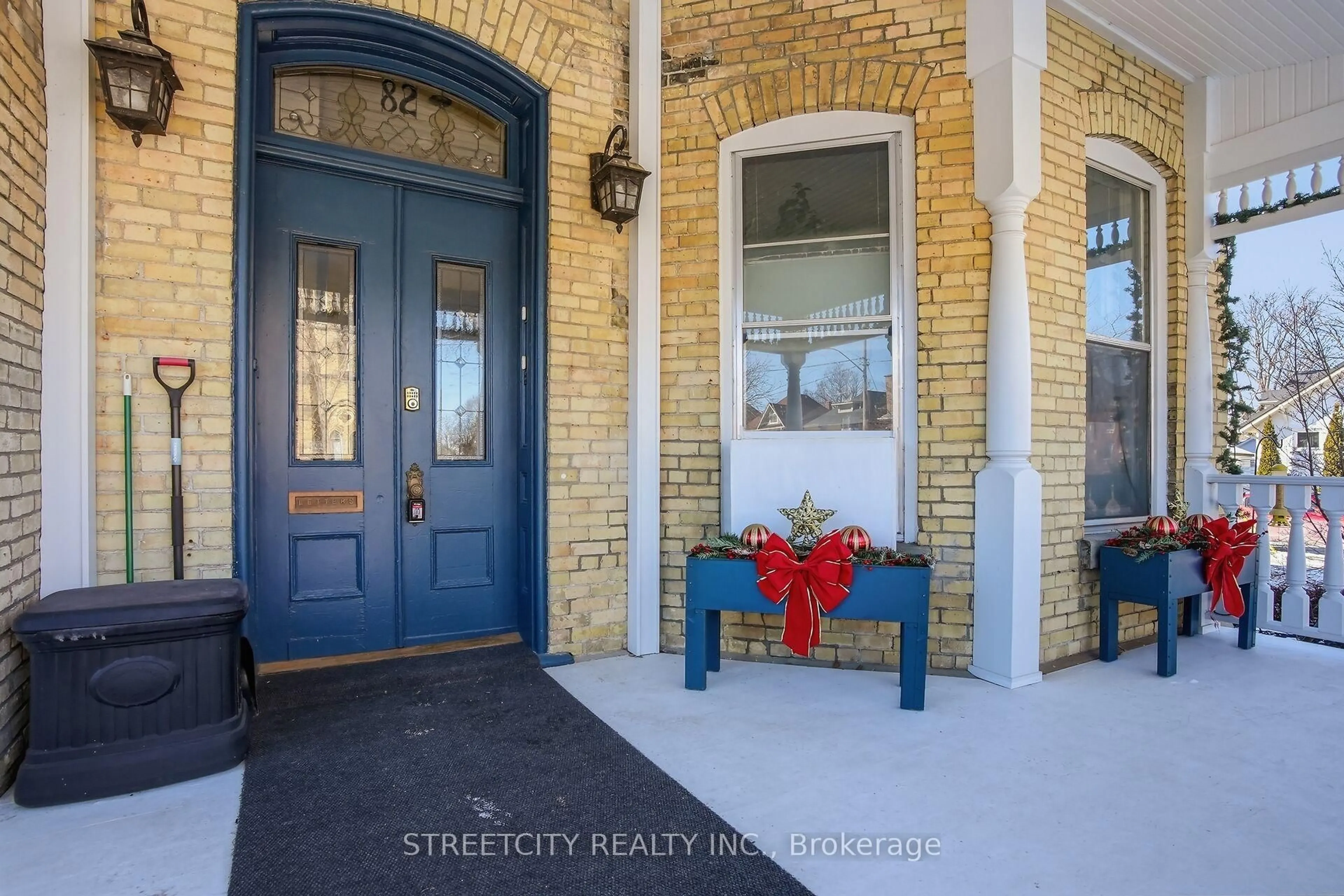 Indoor entryway for 82 WELLINGTON St, St. Thomas Ontario N5R 2R2