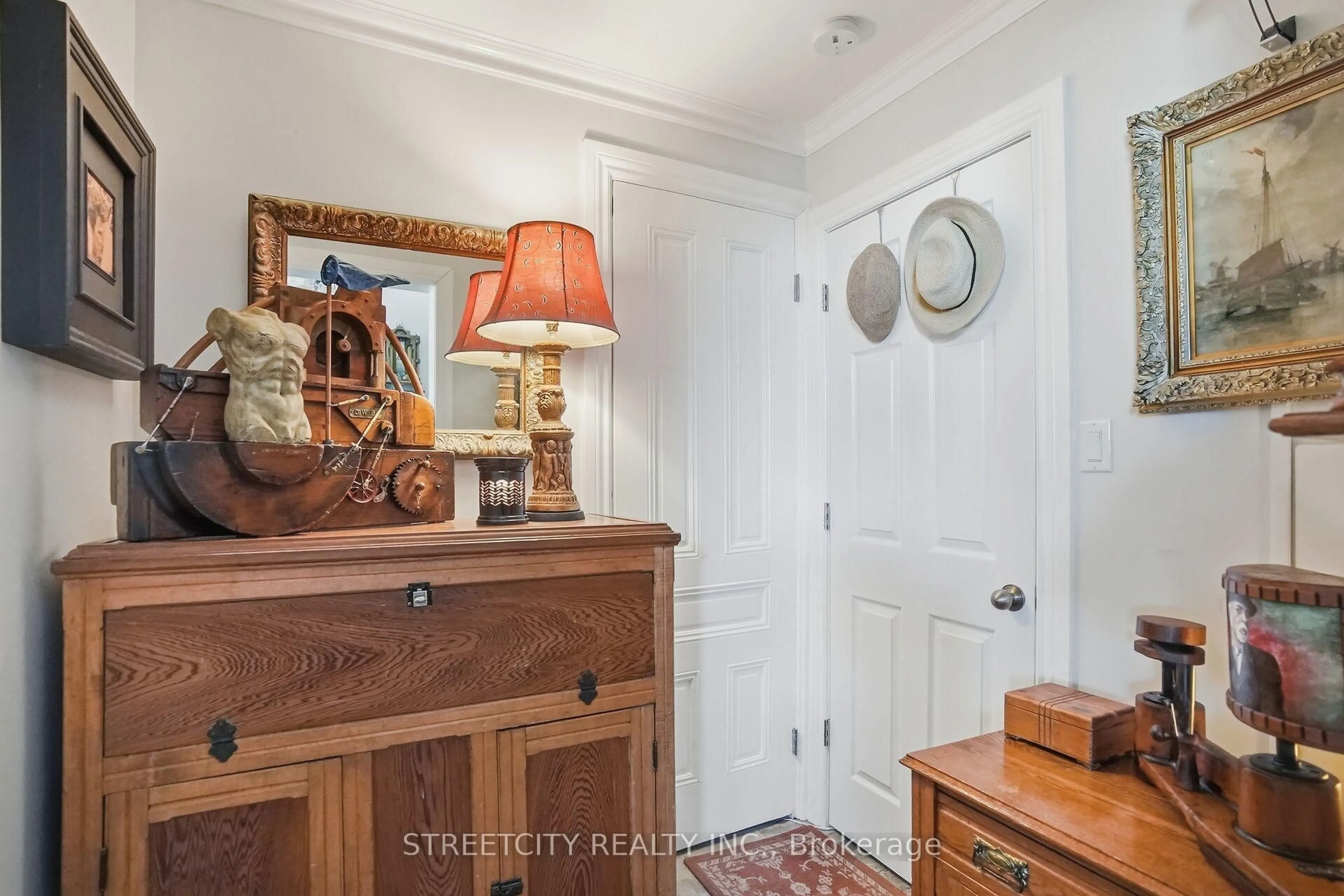 Indoor entryway for 82 WELLINGTON St, St. Thomas Ontario N5R 2R2