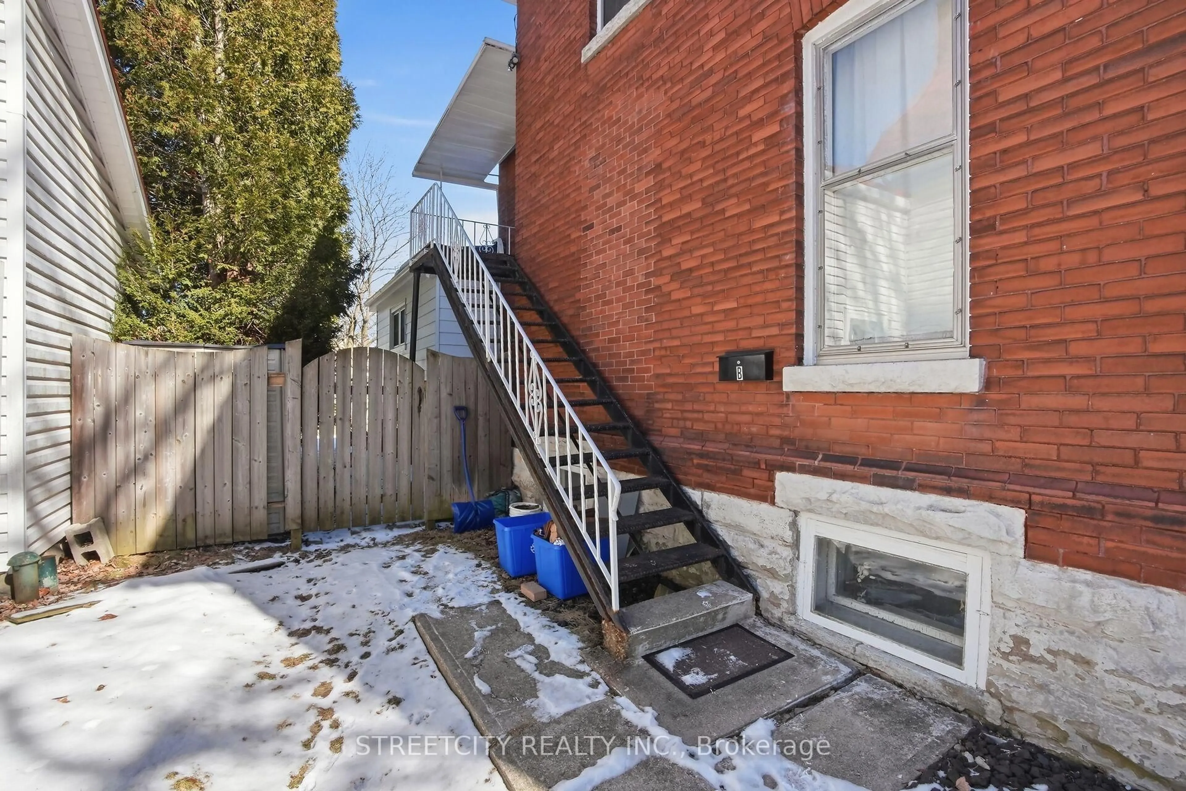 Patio, street for 57 ROSEBERY Pl, St. Thomas Ontario N5R 2H9