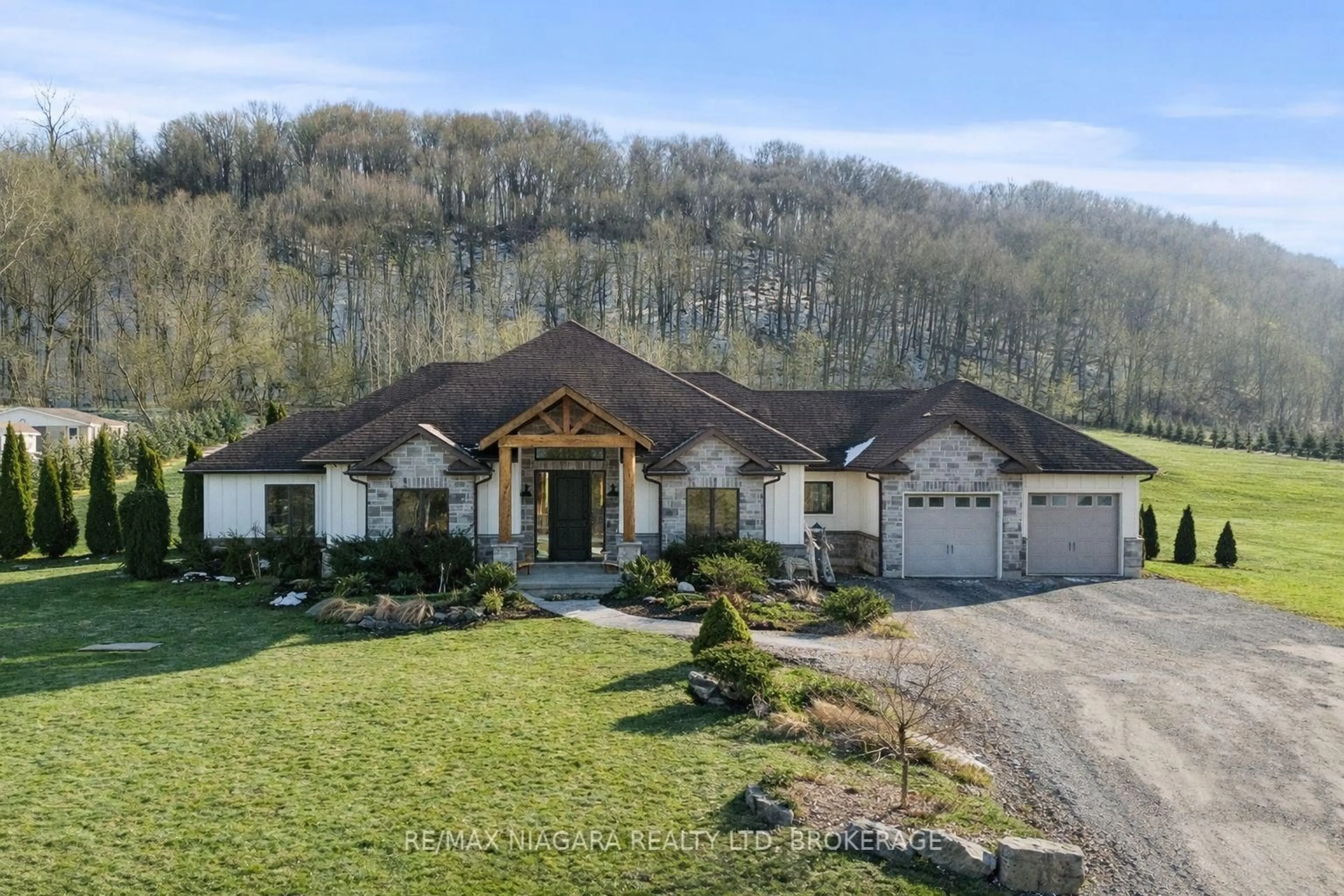 A pic from outside/outdoor area/front of a property/back of a property/a pic from drone, mountain view for 1559 YORK Rd, Niagara-on-the-Lake Ontario L0S 1P0