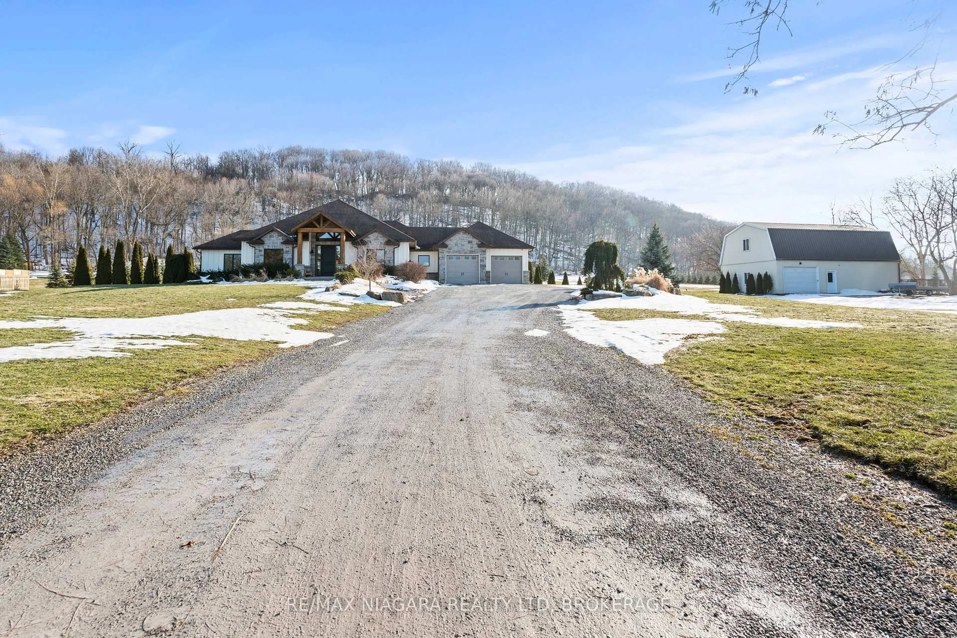 A pic from outside/outdoor area/front of a property/back of a property/a pic from drone, mountain view for 1559 YORK Rd, Niagara-on-the-Lake Ontario L0S 1P0