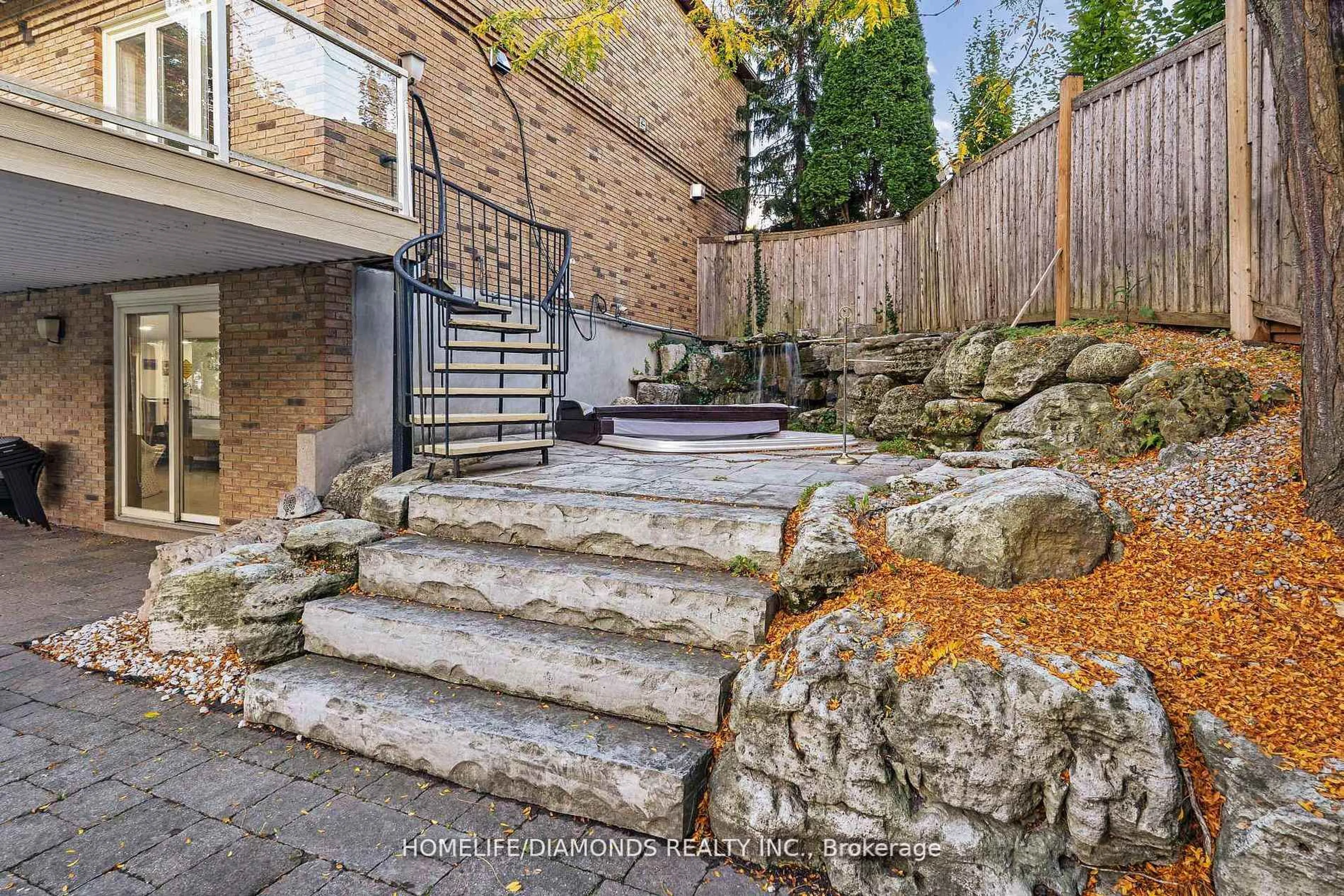 Patio, street for 47 RIDGE POINT Dr, St. Catharines Ontario L2T 2S8