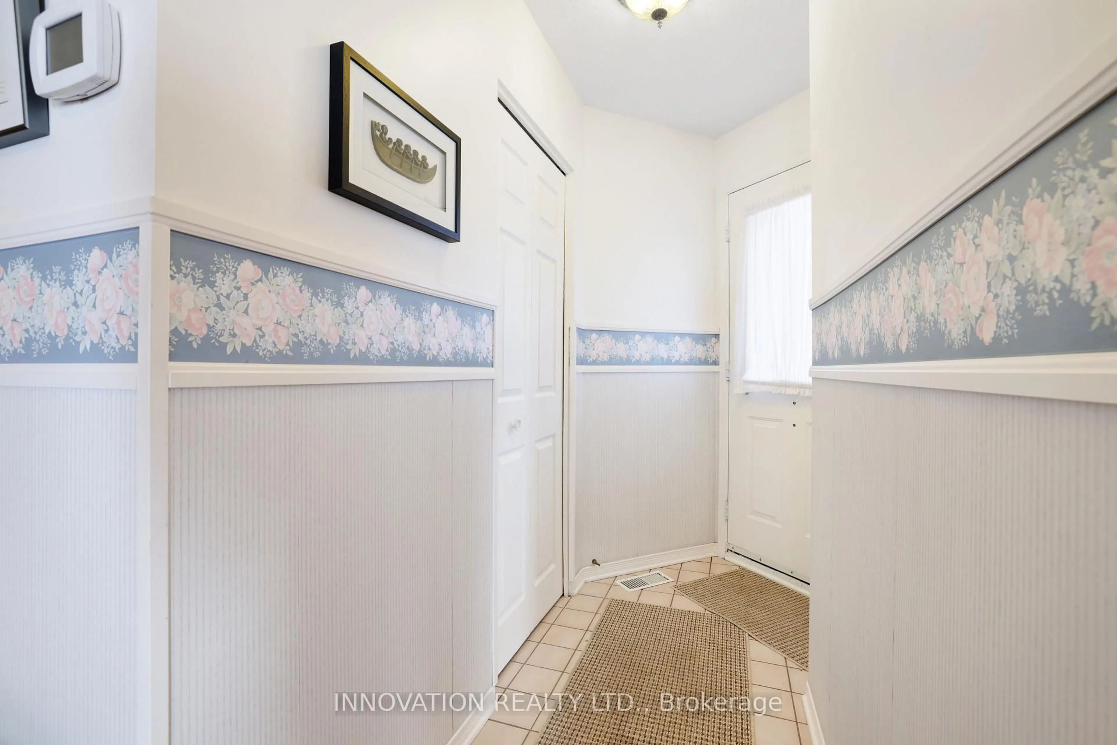 Indoor entryway for 31 Silver Horse Cres, Ottawa Ontario K2M 2J2