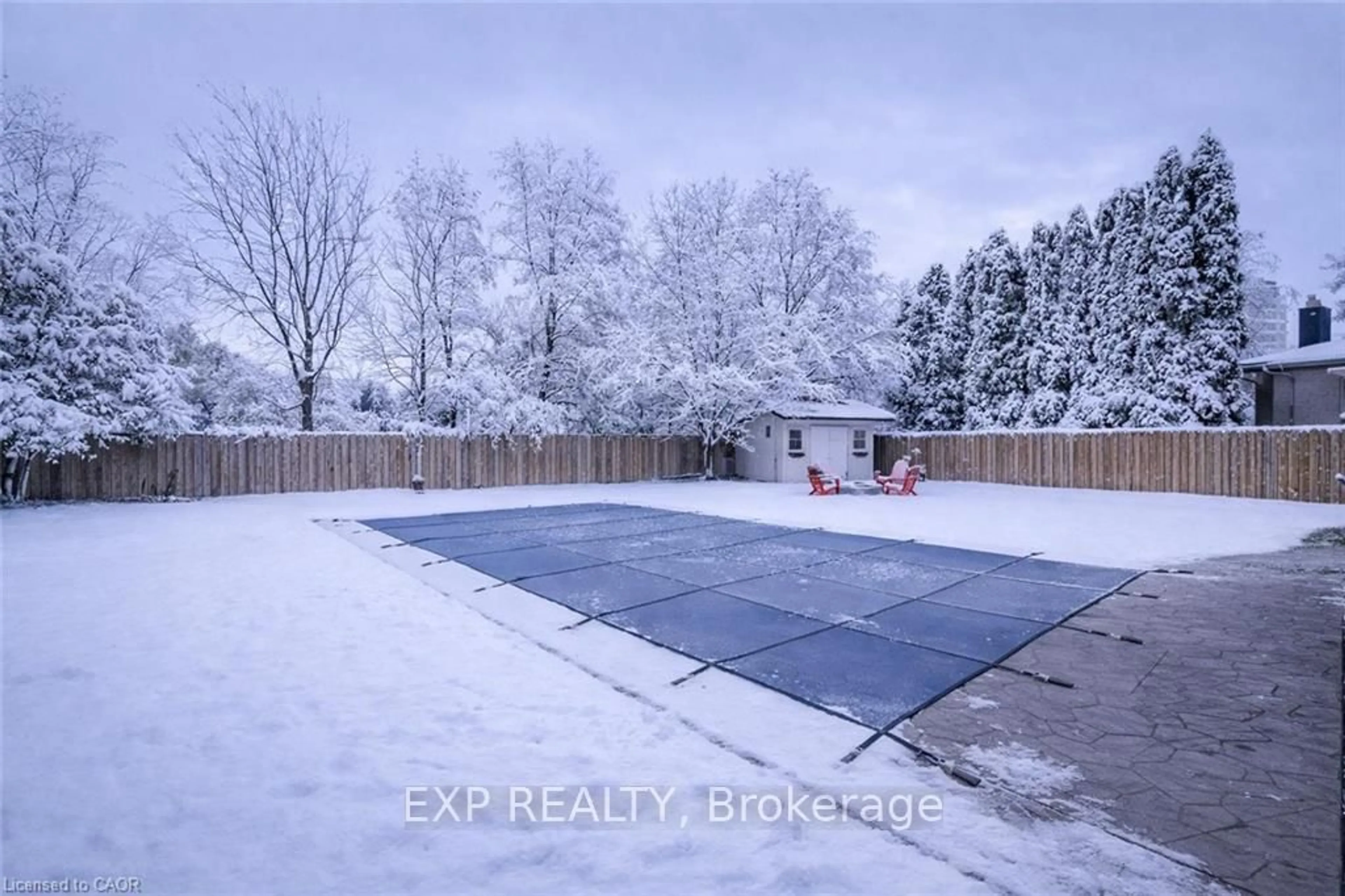A pic from outside/outdoor area/front of a property/back of a property/a pic from drone, street for 36 Blackfriars Pl, Kitchener Ontario N2A 1M5