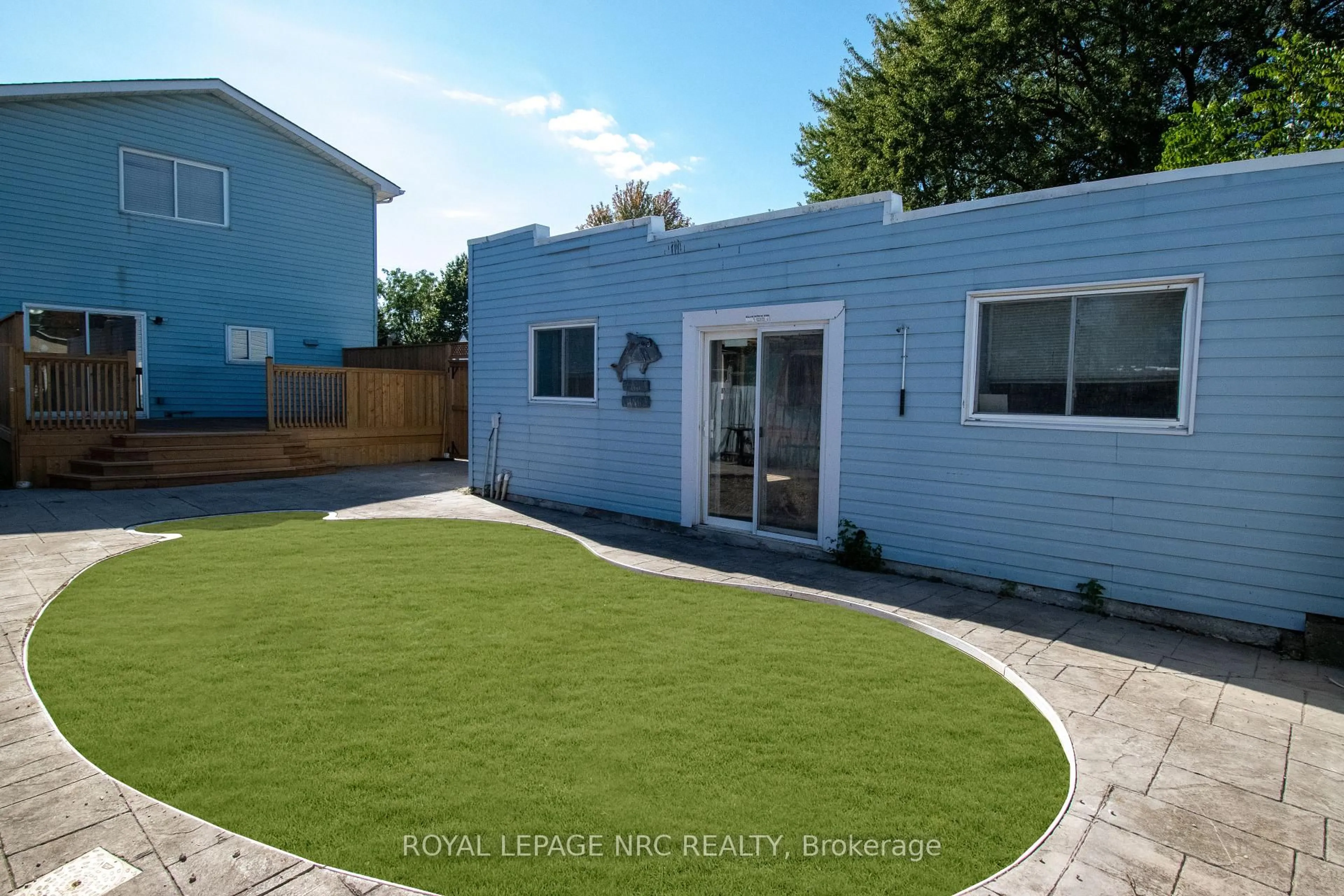 Home with vinyl exterior material, street for 6561 Bellevue St, Niagara Falls Ontario L2E 1Y9