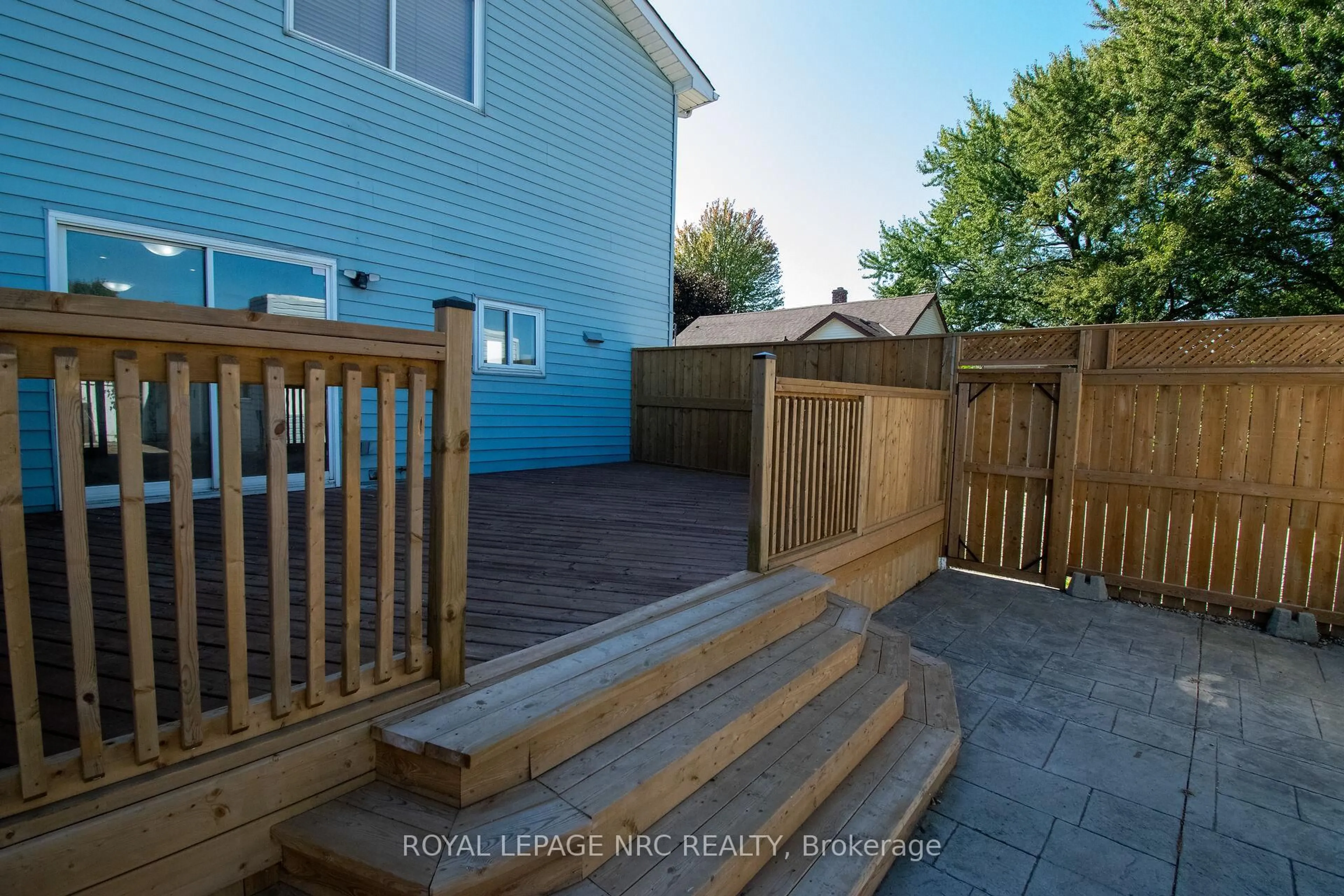 Patio, street for 6561 Bellevue St, Niagara Falls Ontario L2E 1Y9