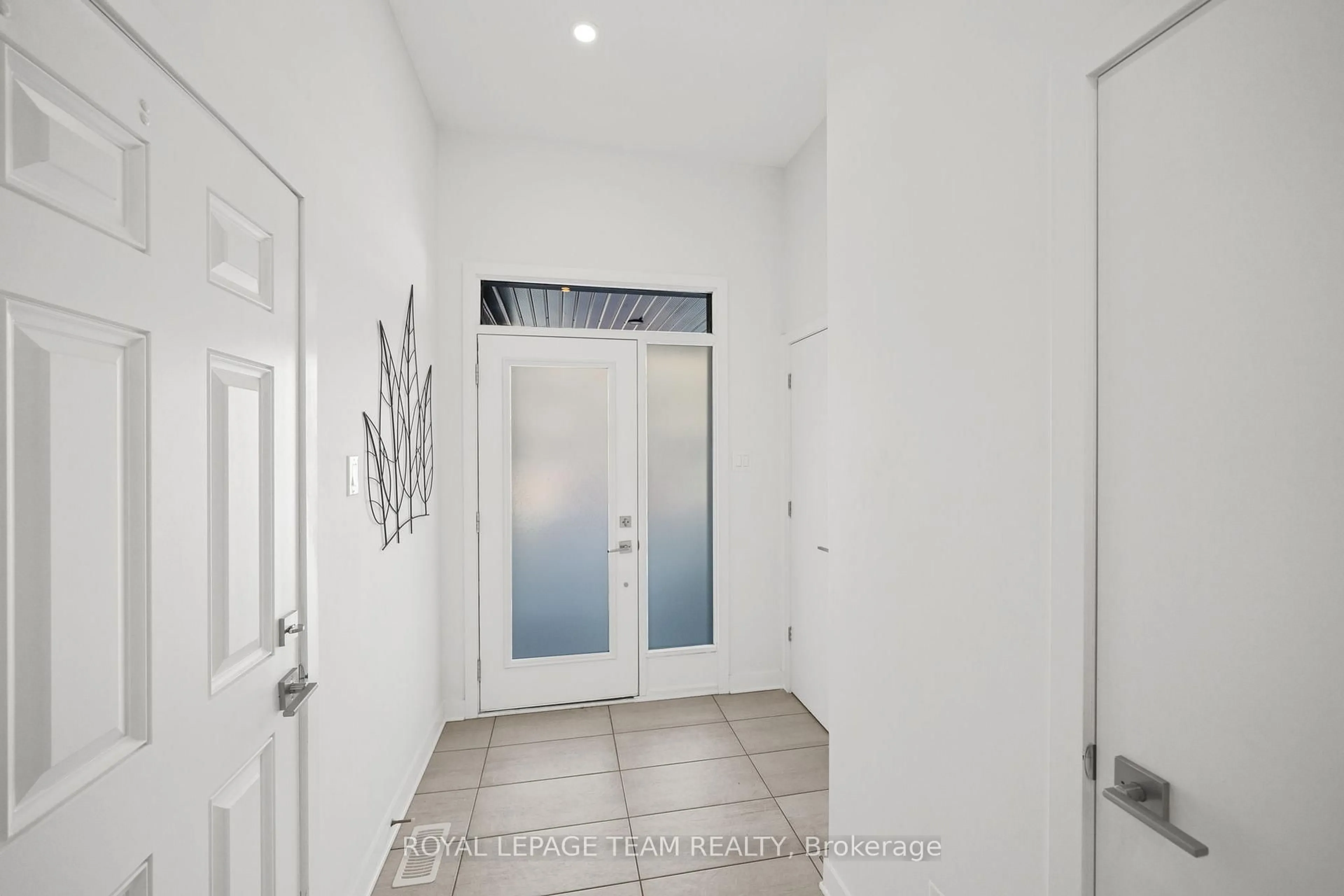 Indoor foyer for 222 TRUMPETER Grve, Ottawa Ontario K4M 0N7