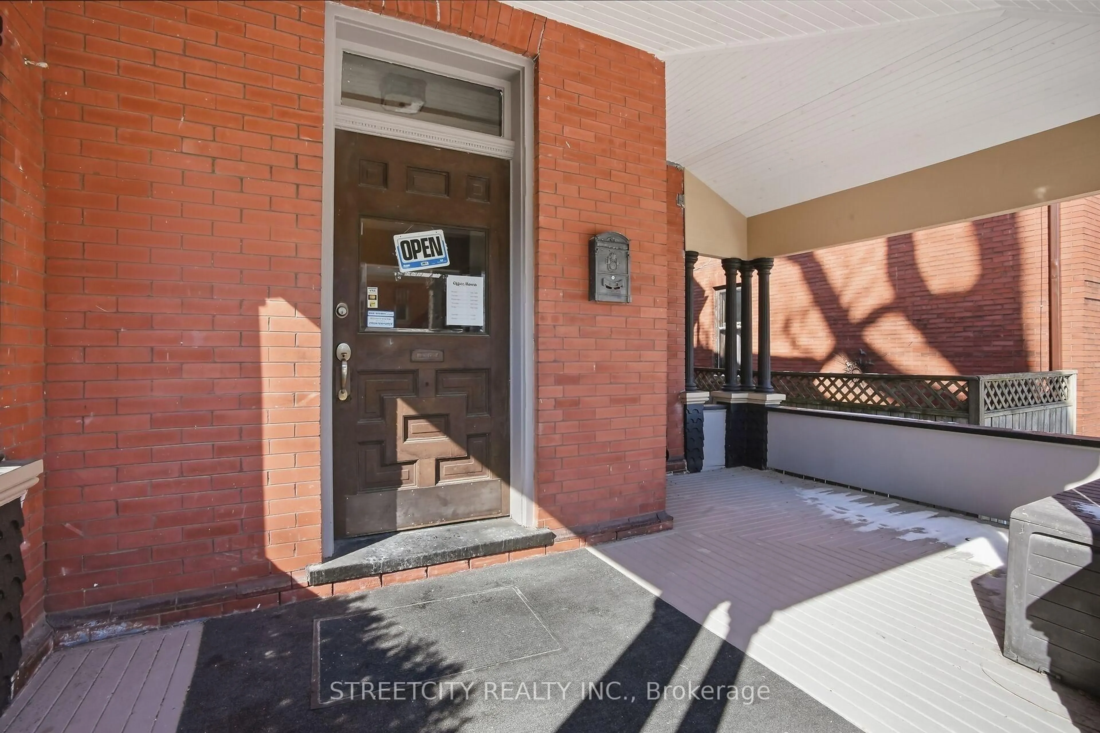 Indoor foyer for 24 HINCKS St, St. Thomas Ontario N5R 3N6