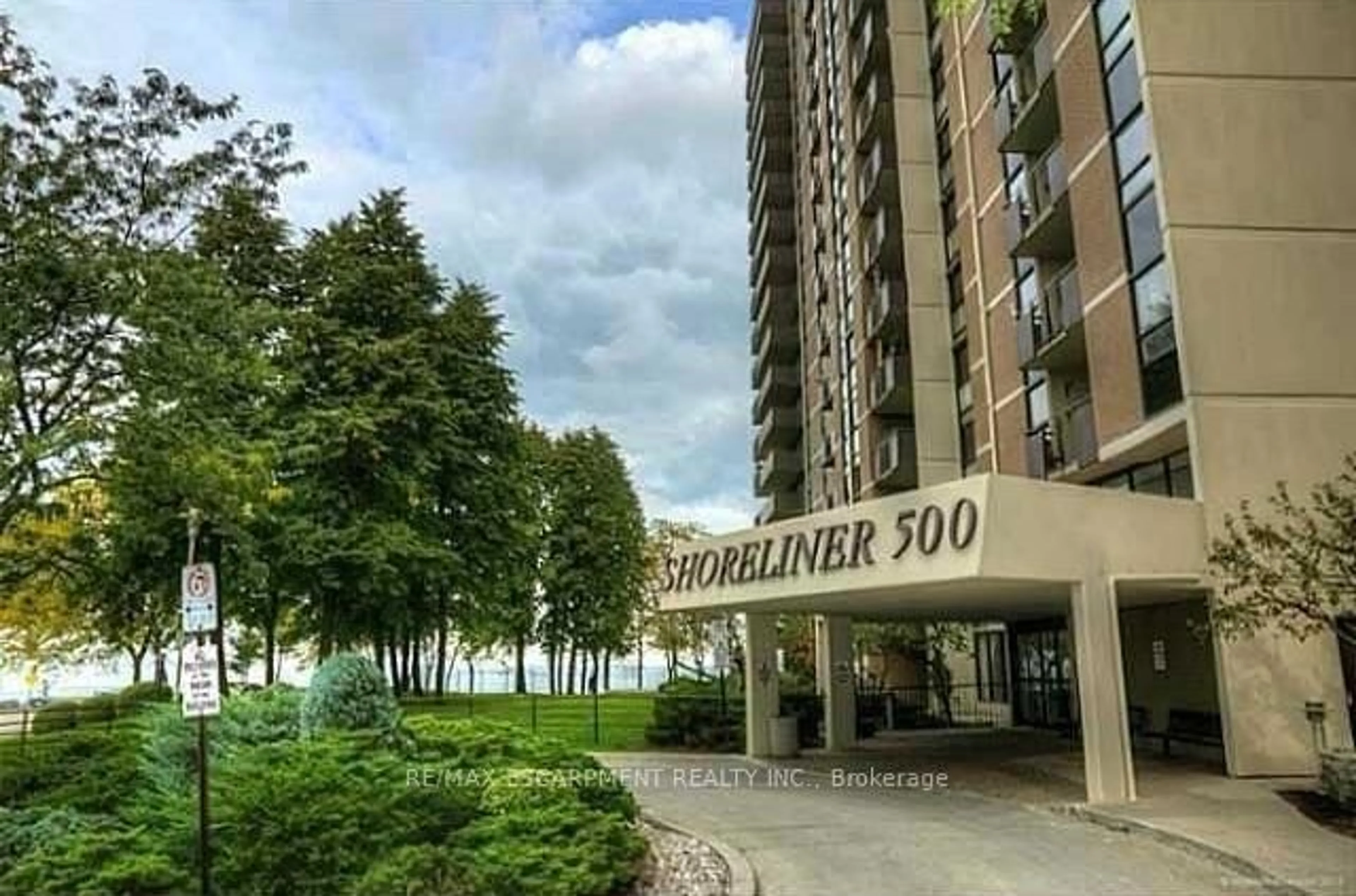 Indoor foyer for 500 GREEN Rd #1512, Hamilton Ontario L8E 3M6