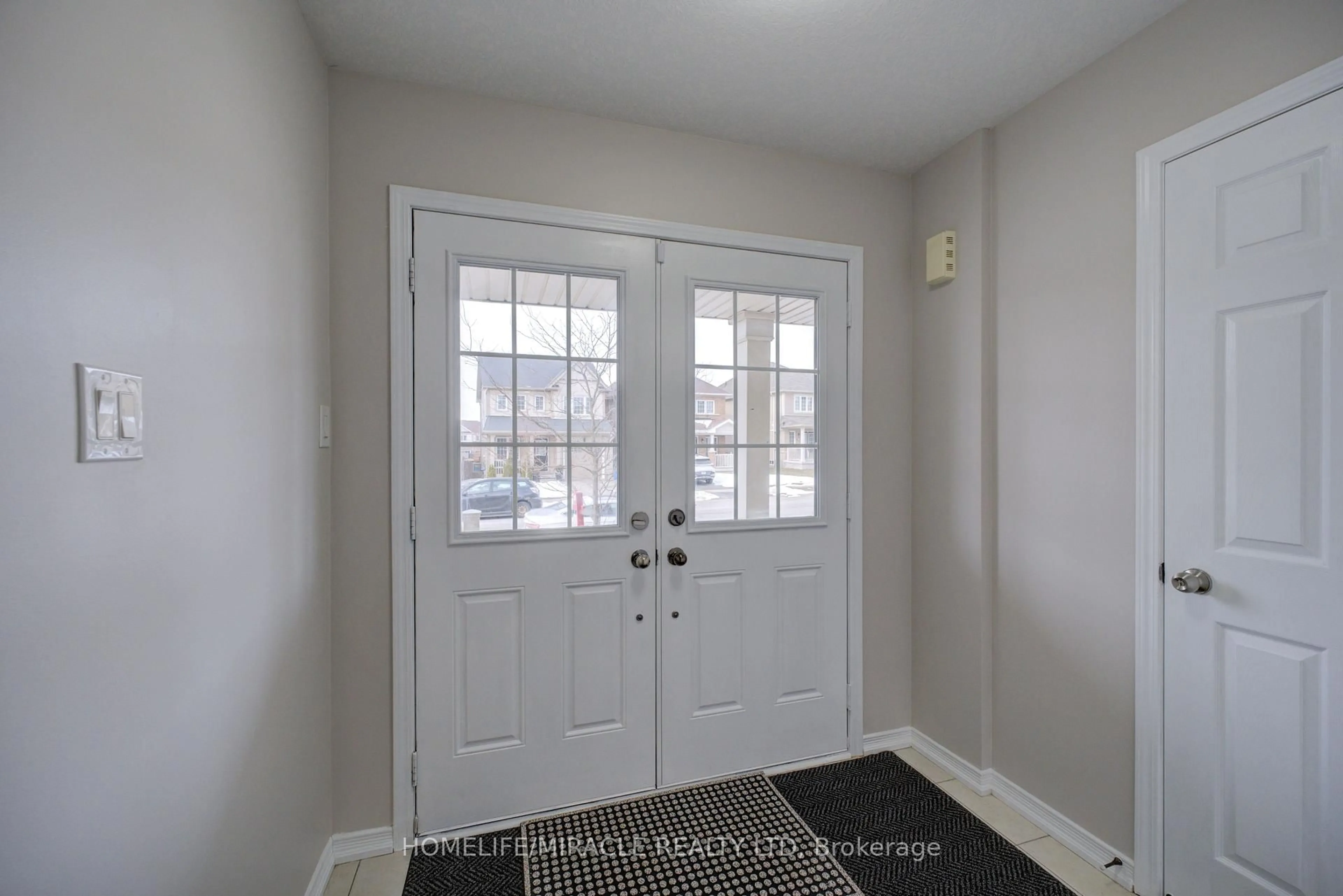 Indoor entryway for 91 Warner Lane, Brantford Ontario N3T 0J4