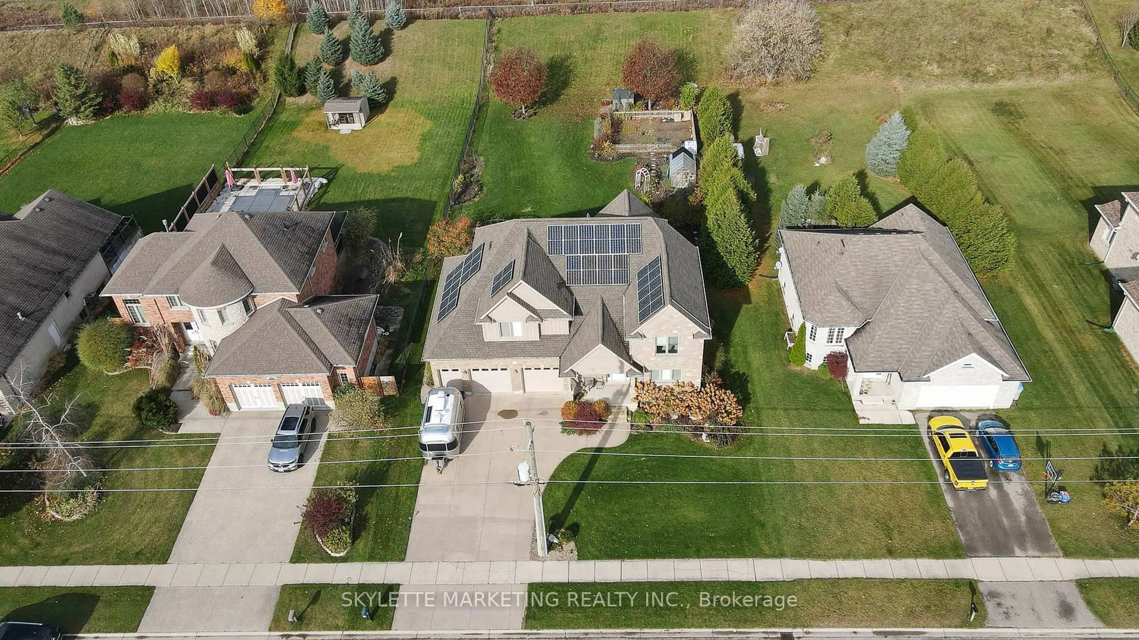A pic from outside/outdoor area/front of a property/back of a property/a pic from drone, street for 536 Juliana Dr, Strathroy-Caradoc Ontario N0L 1W0