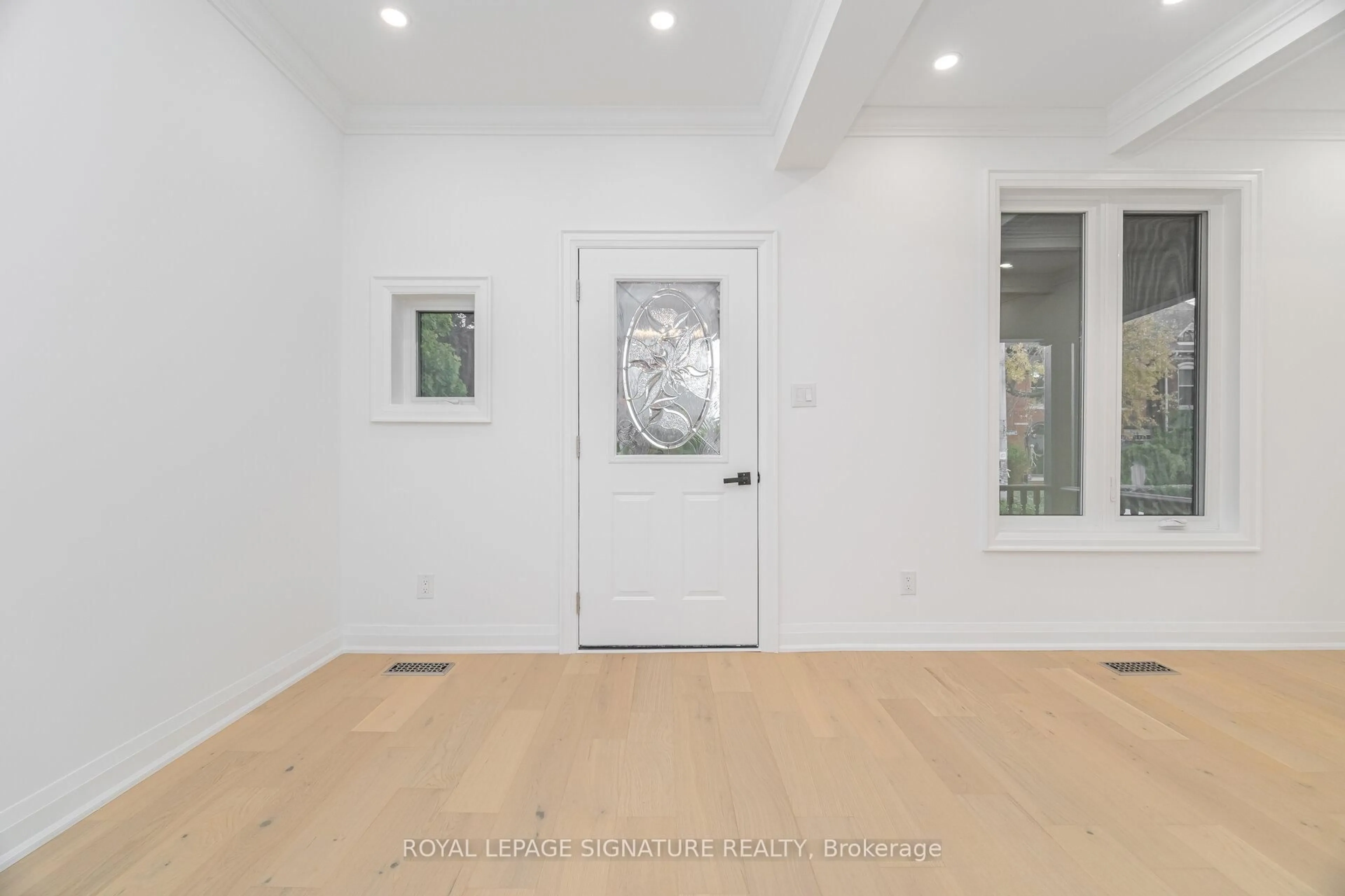 Indoor entryway for 285 Charlton Ave, Hamilton Ontario L8P 2E4