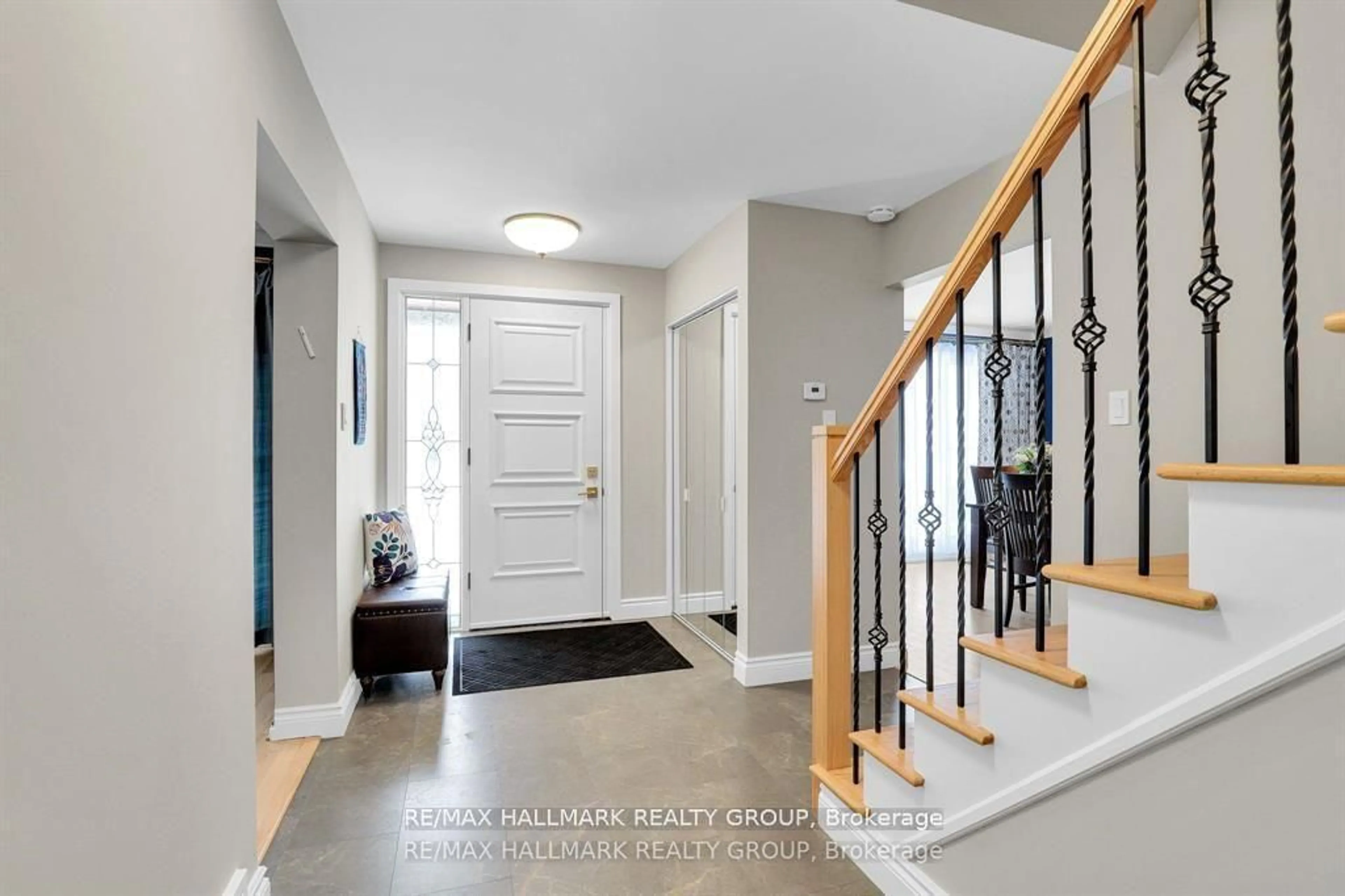 Indoor entryway for 1712 Playfair Dr, Ottawa Ontario K1H 5S6
