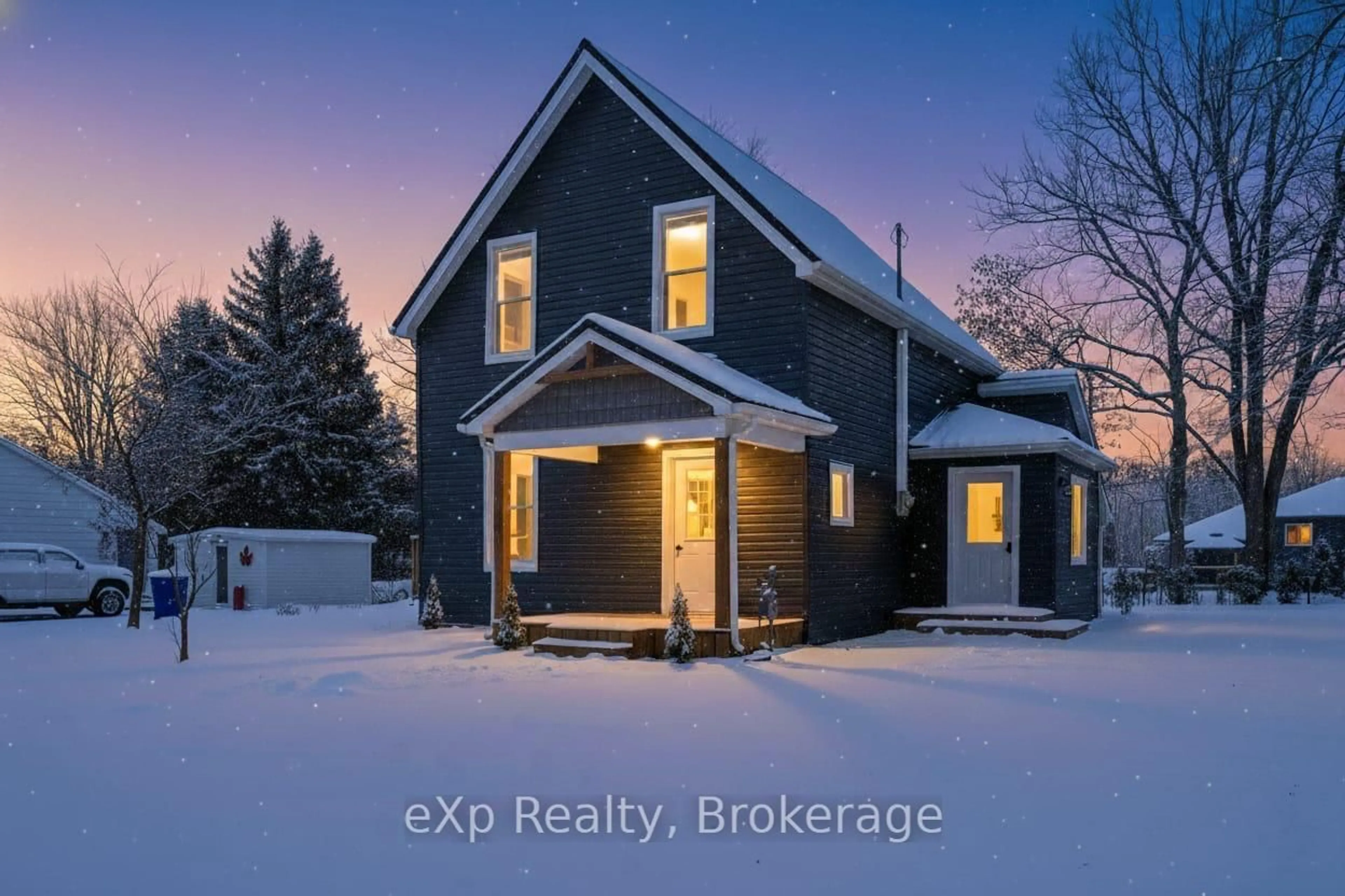 A pic from outside/outdoor area/front of a property/back of a property/a pic from drone, street for 385 Elm St, Chatham-Kent Ontario N0P 1C0