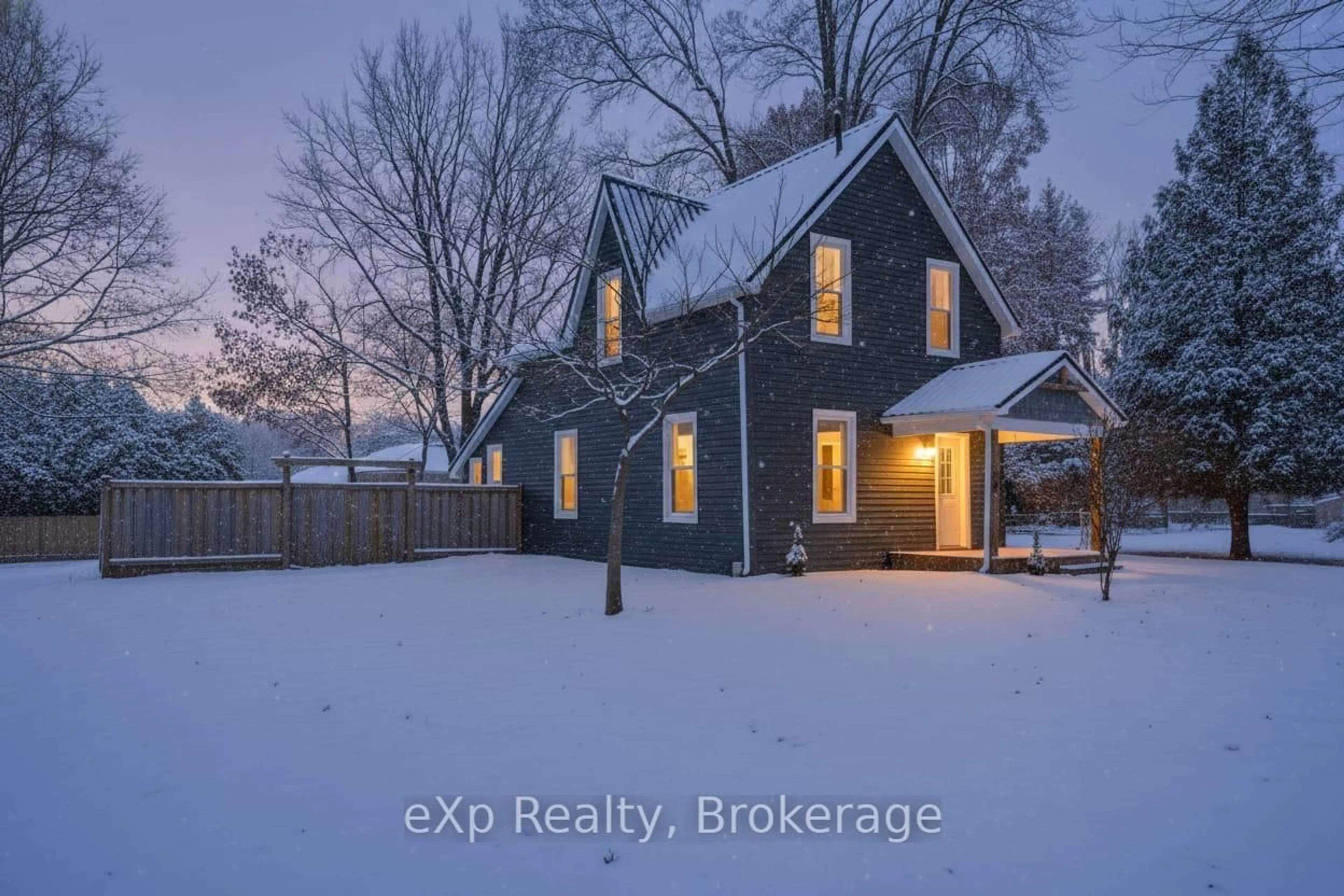 A pic from outside/outdoor area/front of a property/back of a property/a pic from drone, street for 385 Elm St, Chatham-Kent Ontario N0P 1C0